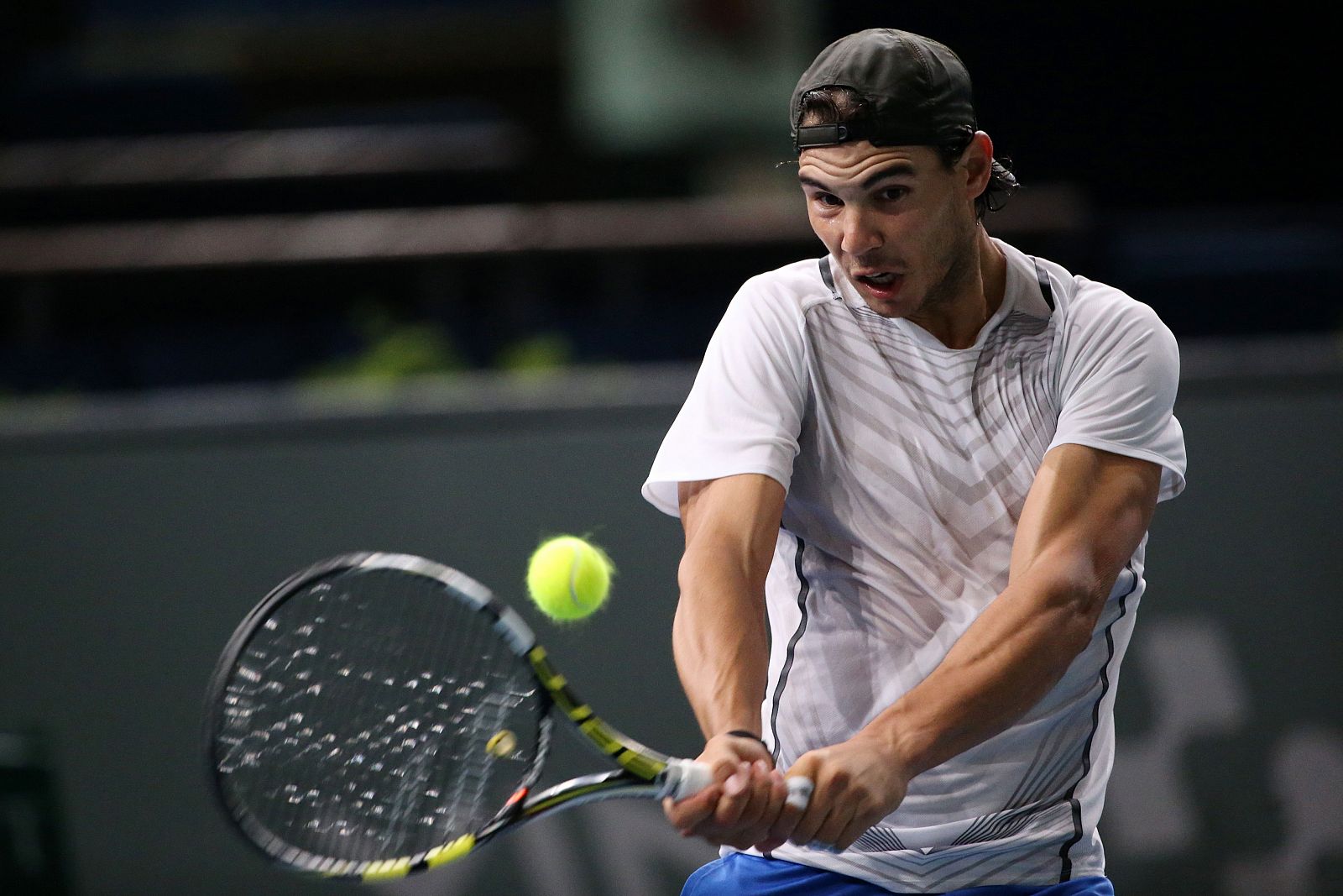 Rafa Nadal durante un entrenamiento en la pista parisina de Bercy.