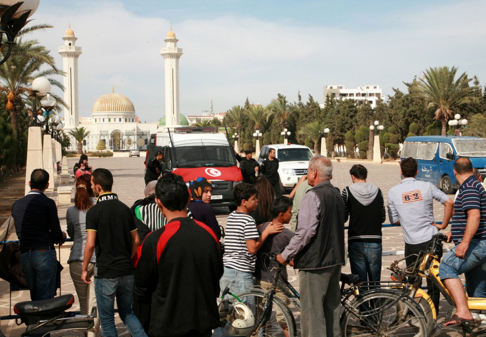 Curiosos se arremolinan en la barrera policial frente a la tumba de Habib Bourghiba en Monastir, Túnez, donde se ha impedido un atentado suicida