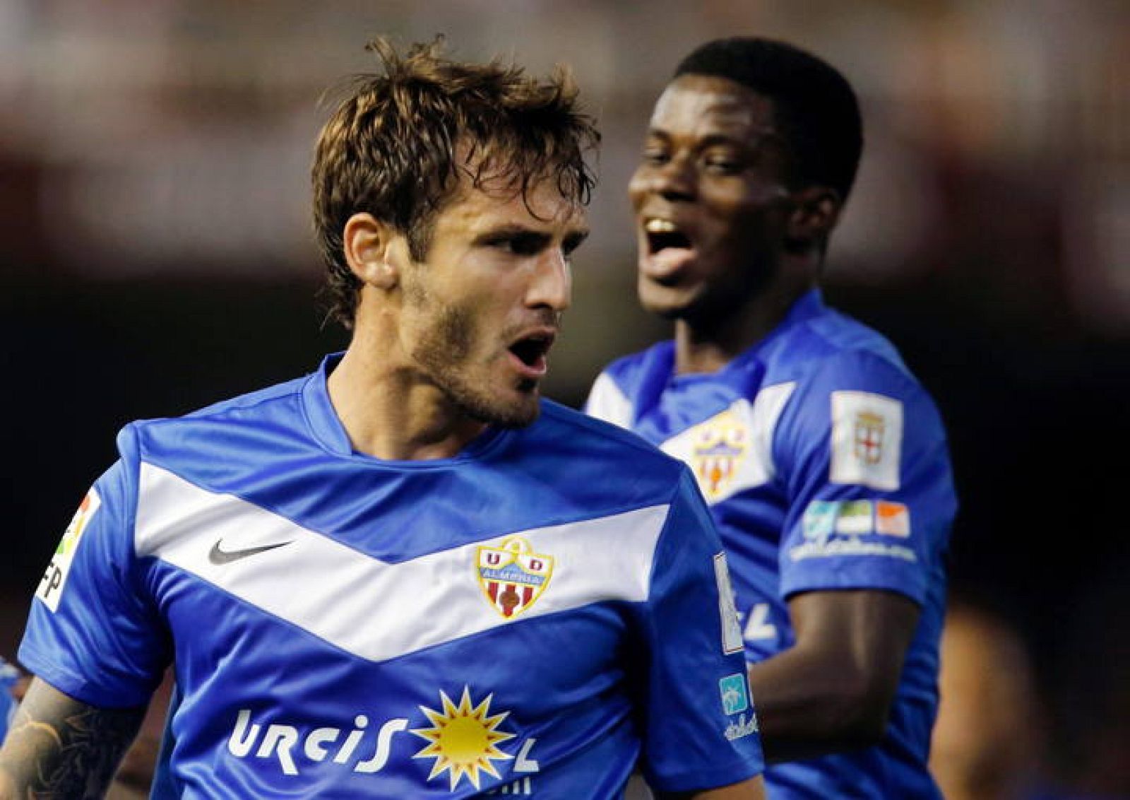 El defensa argentino del Almería Marco Torsiglieri celebra el gol marcado al Valencia