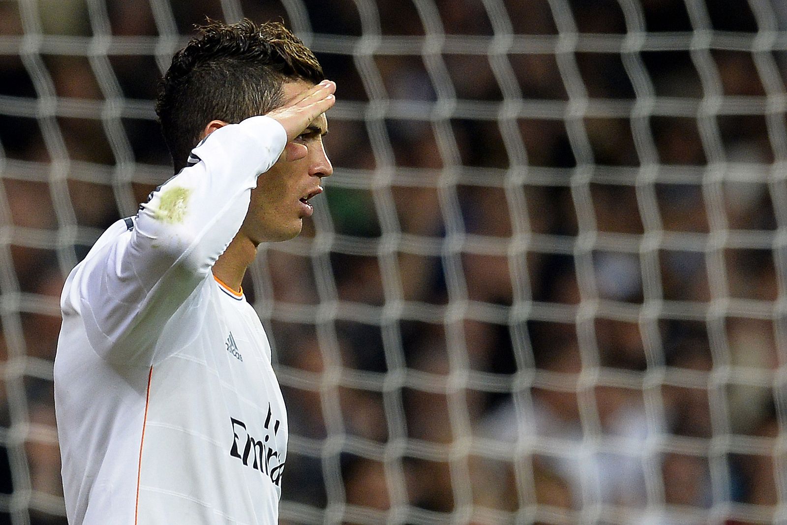 Cristiano Ronaldo hace el saludo militar tras marcar un gol contra el Sevilla