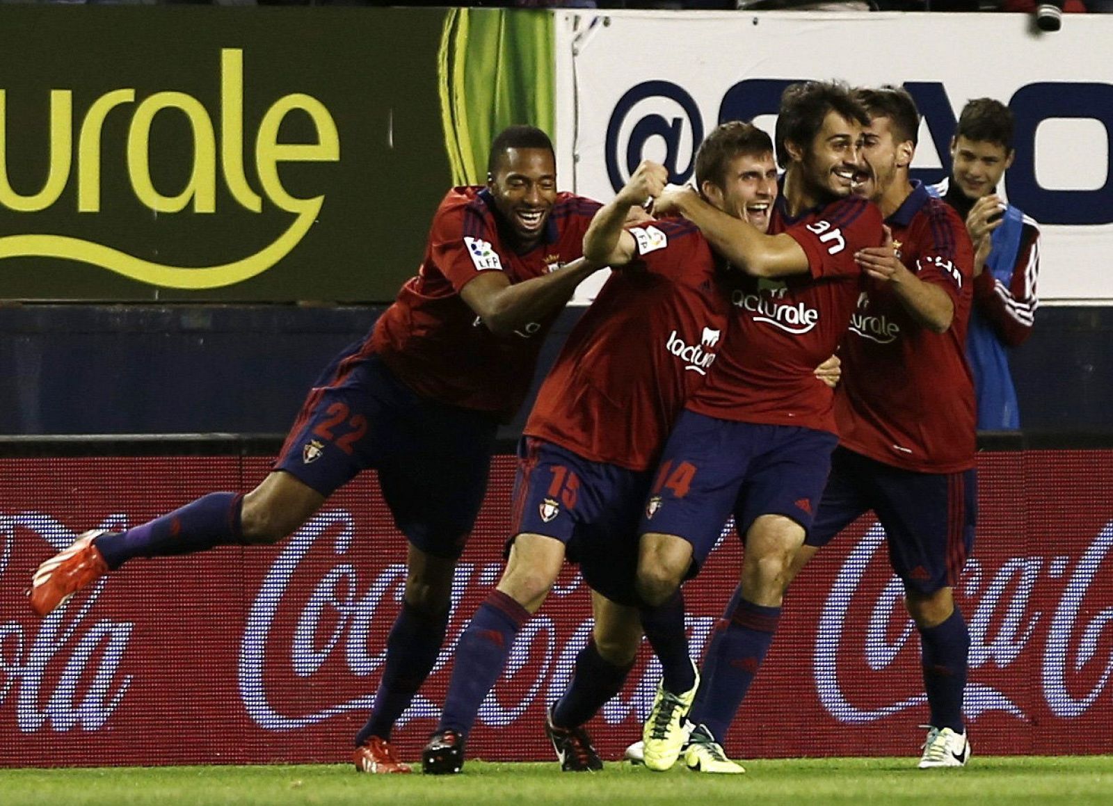 El defensa del Osasuna Oier Sanjurjo (2i) celebra el gol conseguido, el primero ante el Rayo Vallecano