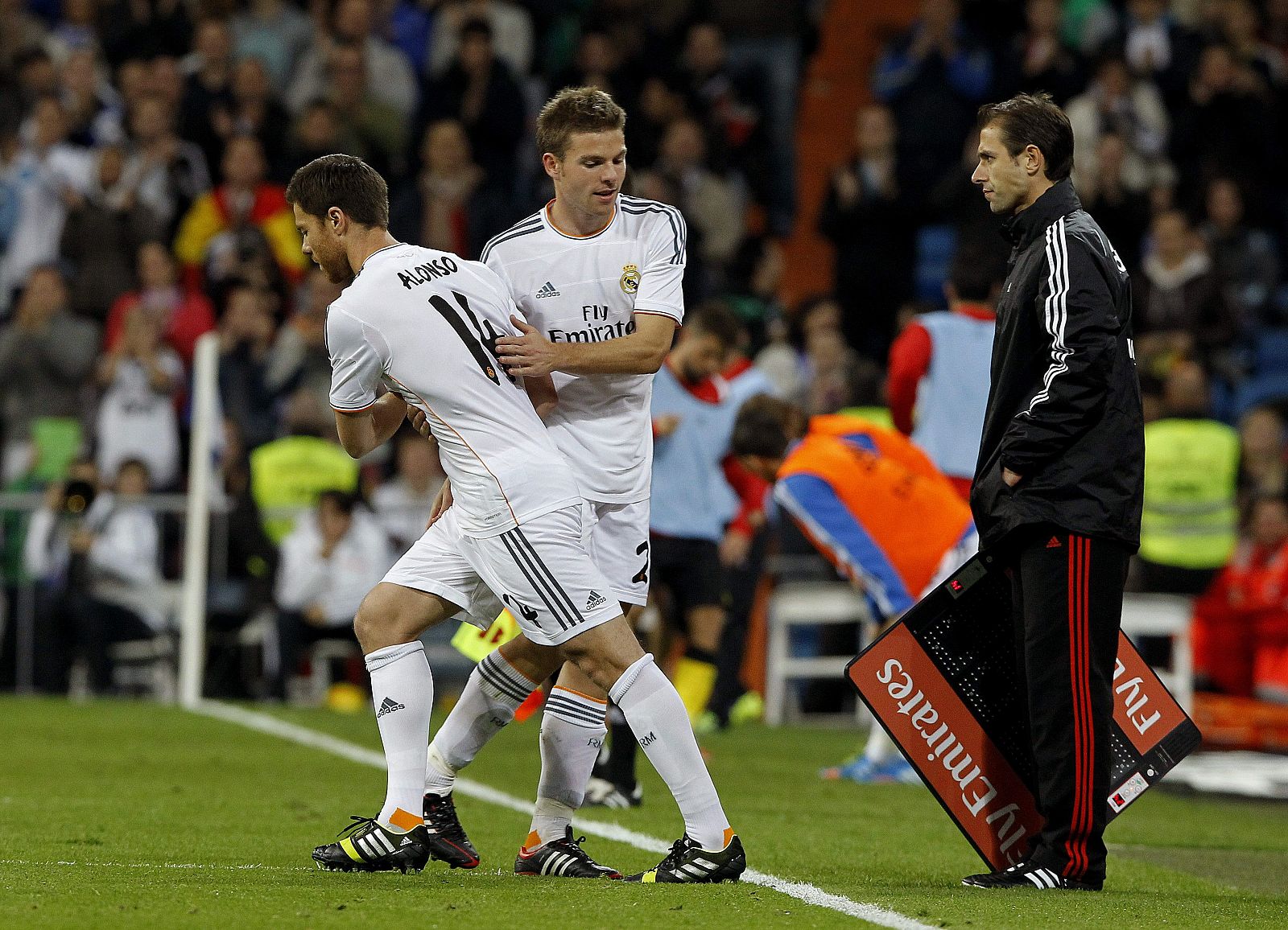 El centrocampista del Real Madrid, Xabi Alonso (i), sustituye a su compañero Asier Illarramendi (d)