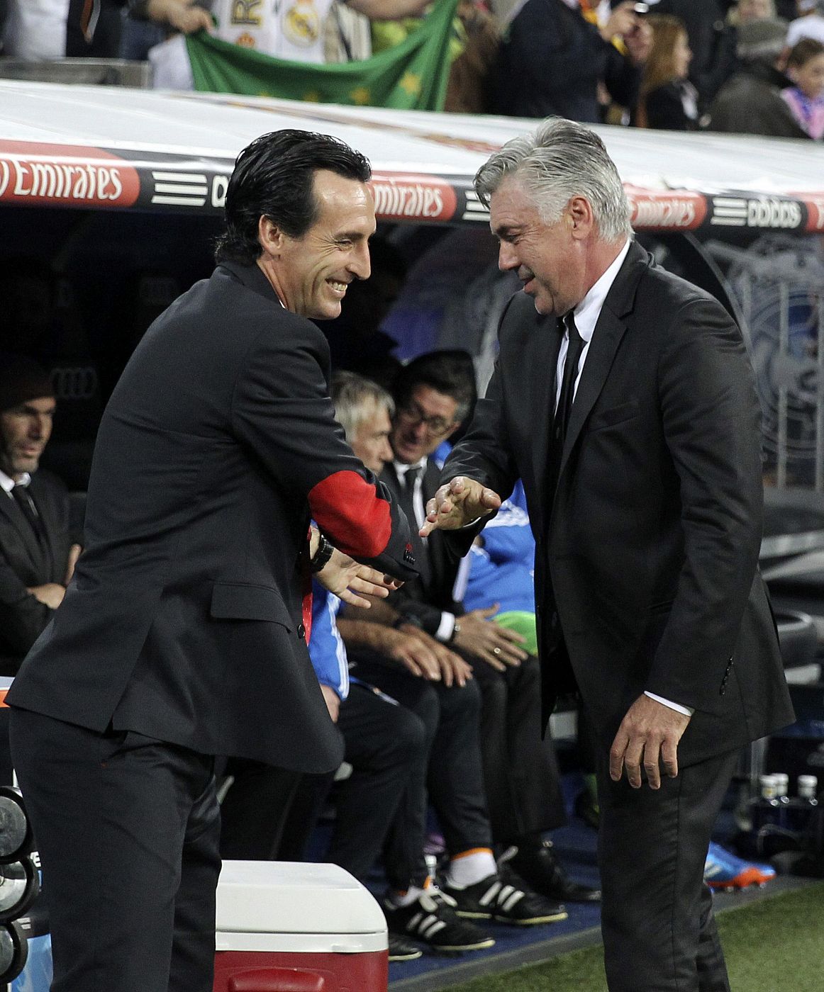 El entrenador del Real Madrid, el italiano Carlo Ancelotti (d), saluda al del Sevilla, Unai Emery (i)
