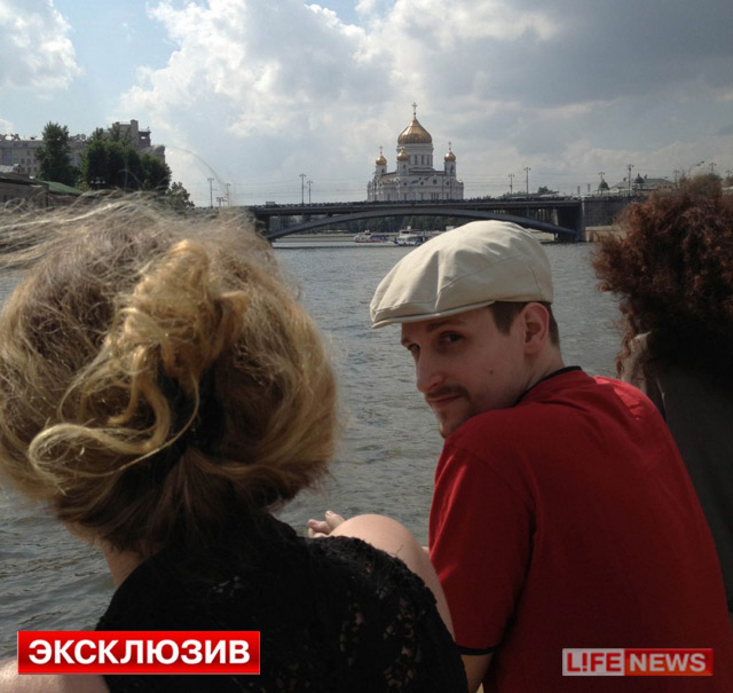 Fotografía de Edward Snowden paseando en barco por Moscú.