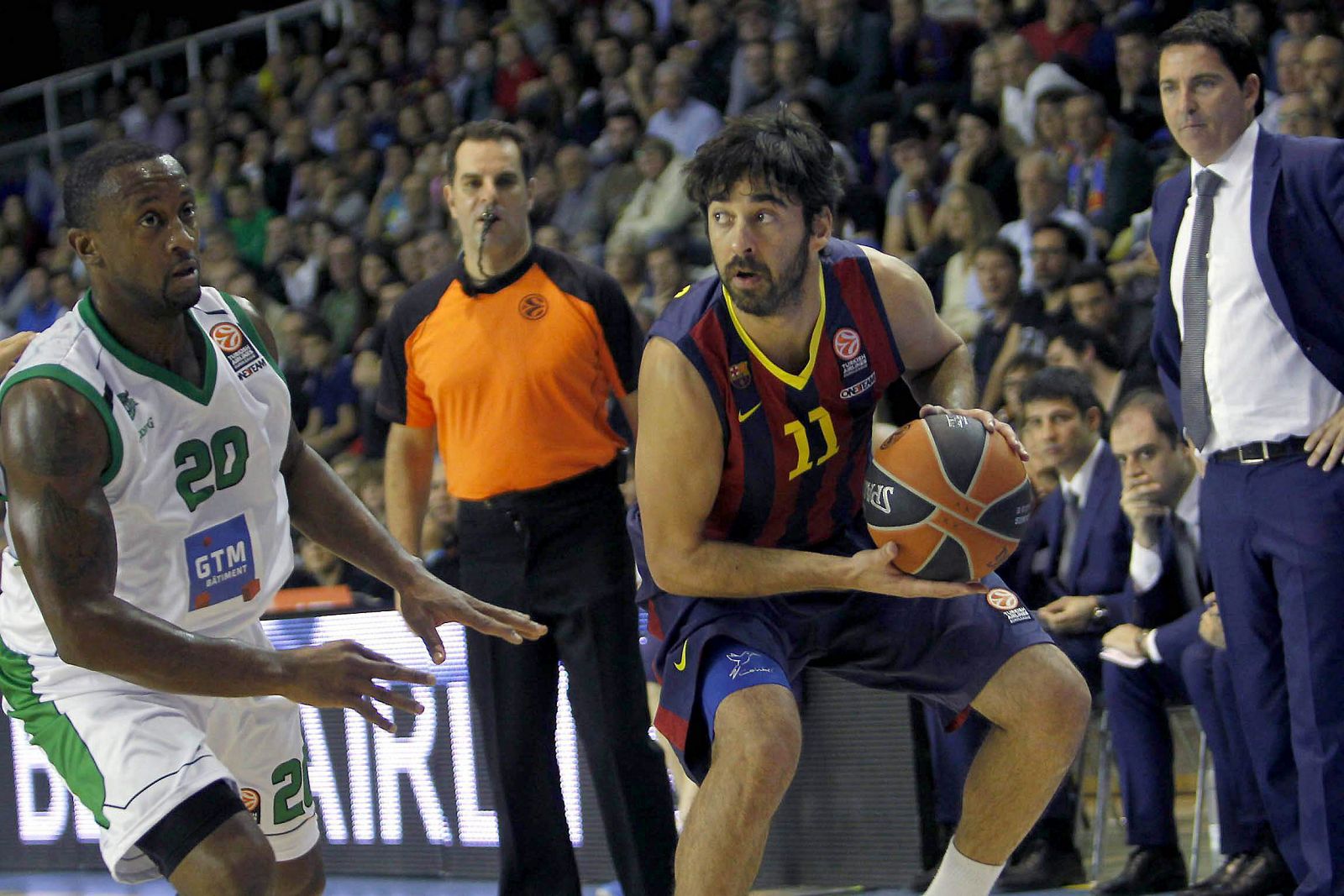 El escolta del FC Barcelona Juan Carlos Navarro (d) controla el balón ante el base del JSF Nanterre Je'Kel Foster