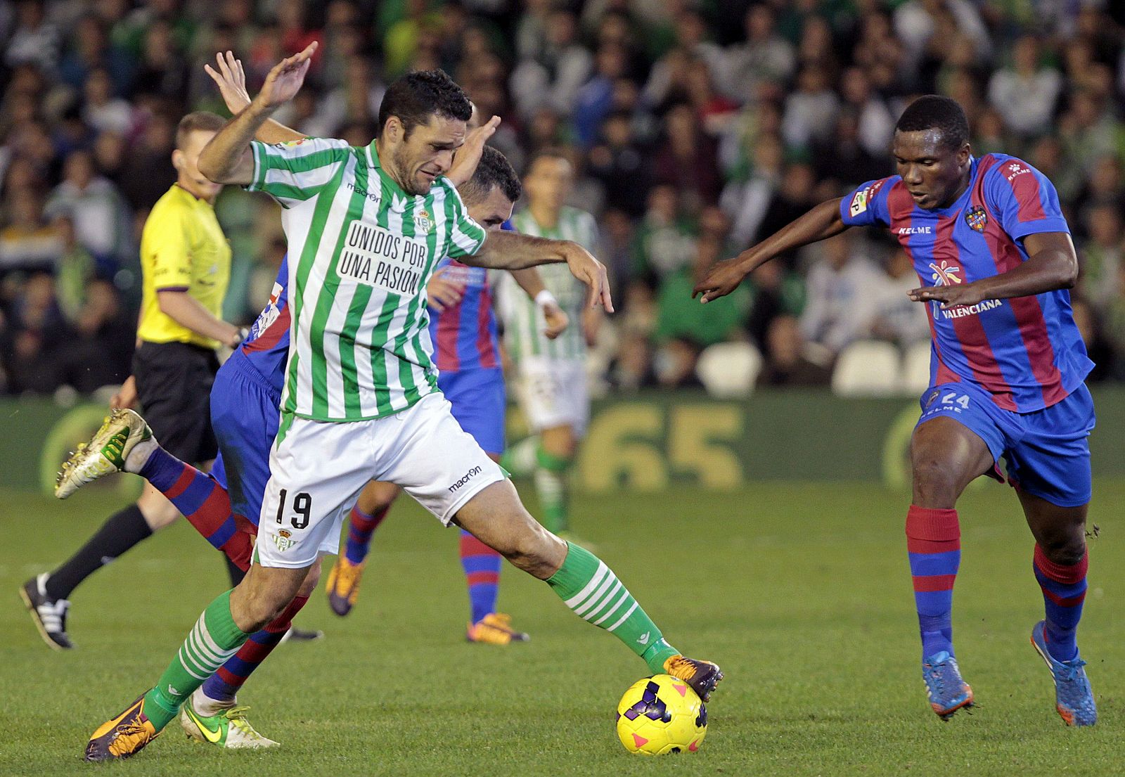 El delantero del Betis Jorge Molina (i) lucha el balón con el mozambiqueño Simao Mate