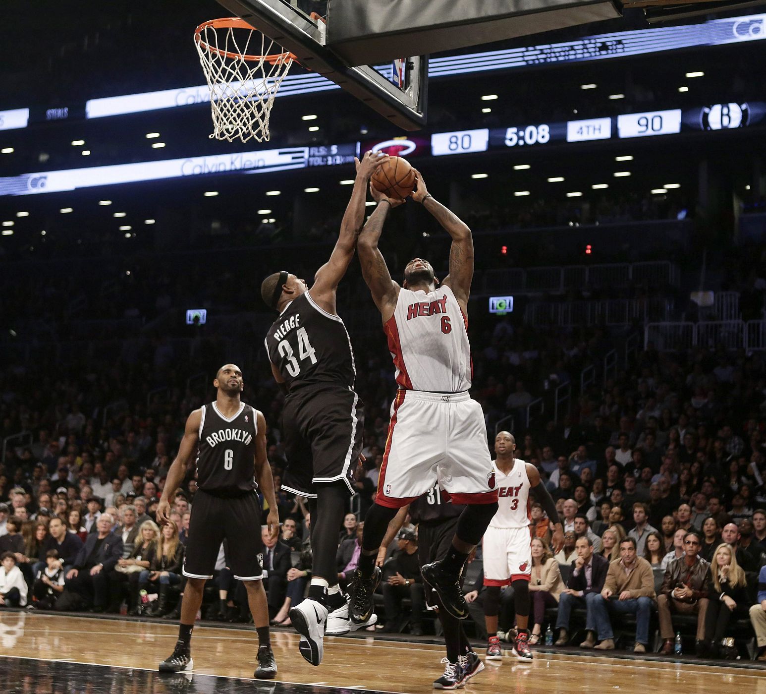 Paul Pierce, #34 de Brooklyn Nets, coloca un tapón espectacular a LeBron James, #6 de Miami Heat, en el partido que los ha enfrentado en el Barclays Center de Brooklyn