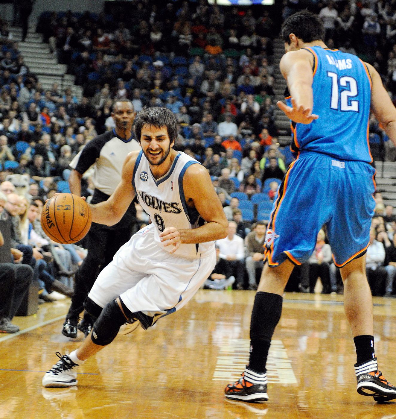 Ricky Rubio, base español de Minnesota Timberwolves, dribla a Stven Adams, de Oklahoma City Thunder