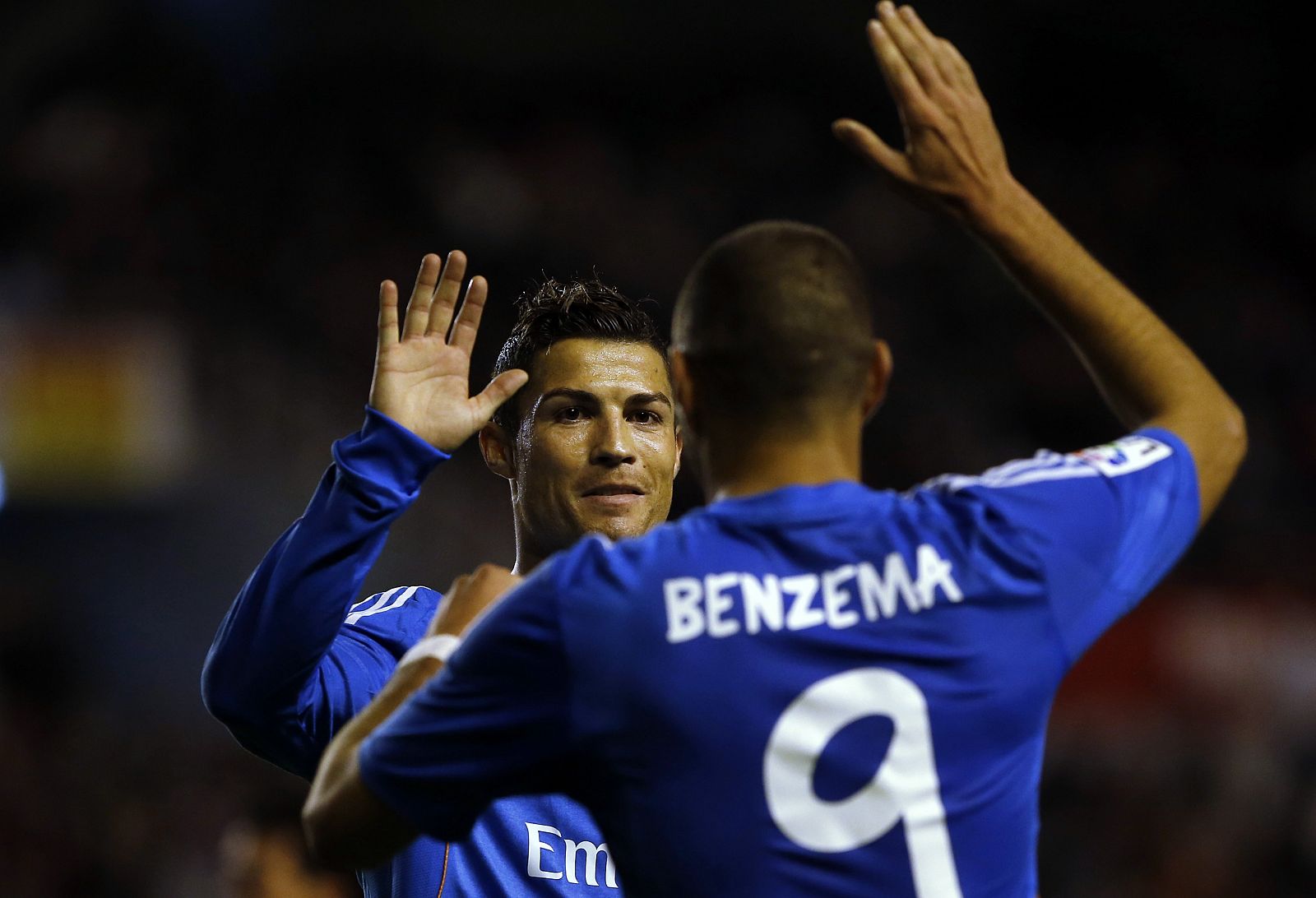 Benzema y Cristiano celebran el gol anotado por el francés, el segundo del partido.