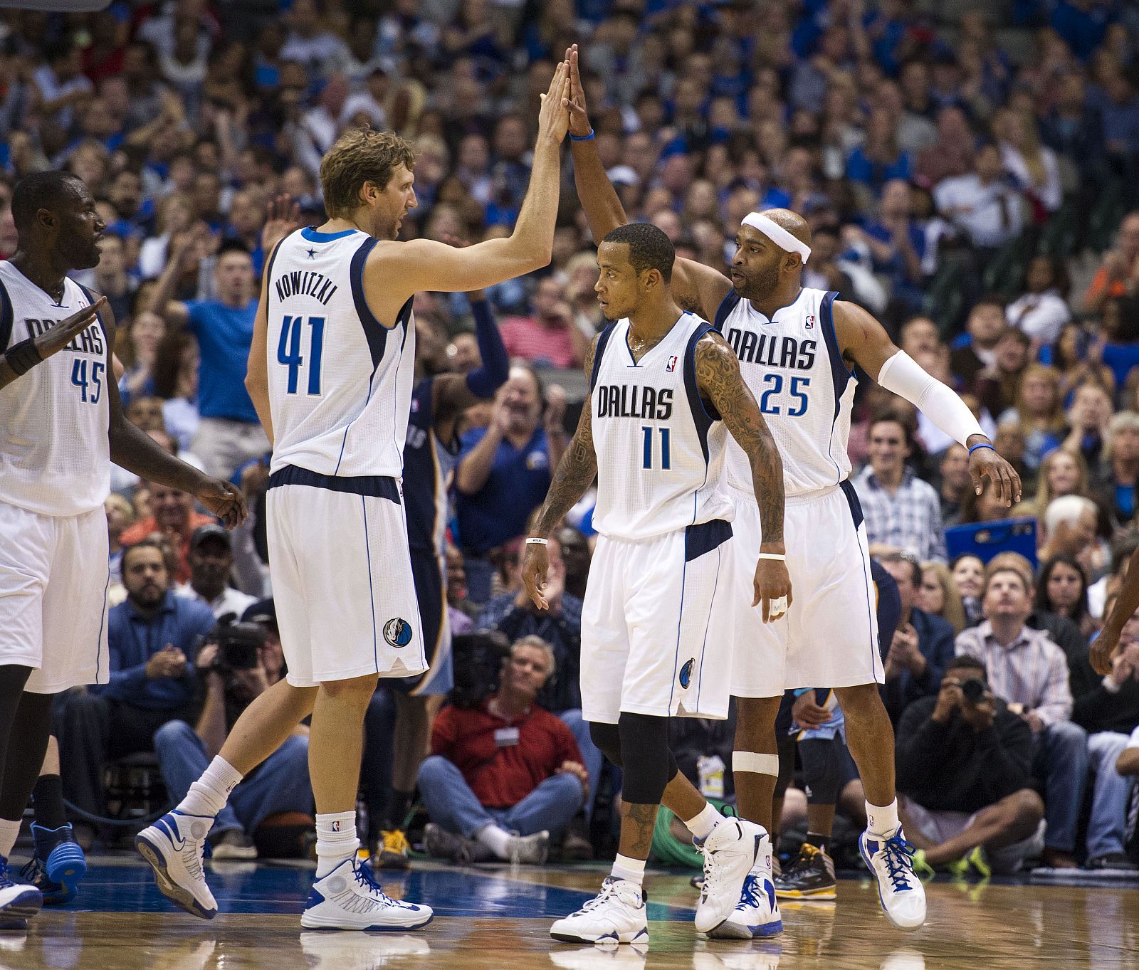 Los jugadores de Dallas Mavericks celebran el triunfo en el American Airlines Center de Dallas ante Memphis Grizzlies