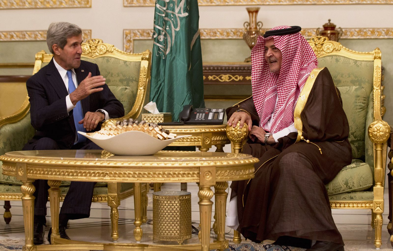 El secretario de Estado de EE.UU., John Kerry, es recibido a su llegada a Riad por el ministro de Exteriores, príncipe Saud al Faisal