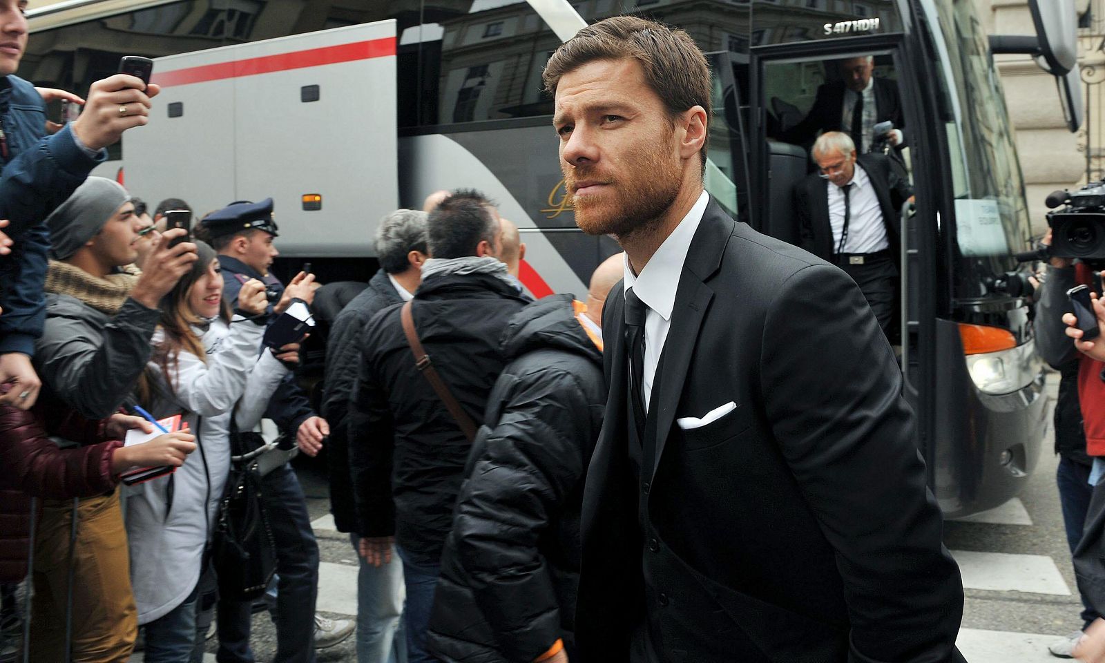 El centrocampista del Real Madrid Xabi Alonso llega junto al resto del equipo al hotel Golden Palace de Turín (Italia).