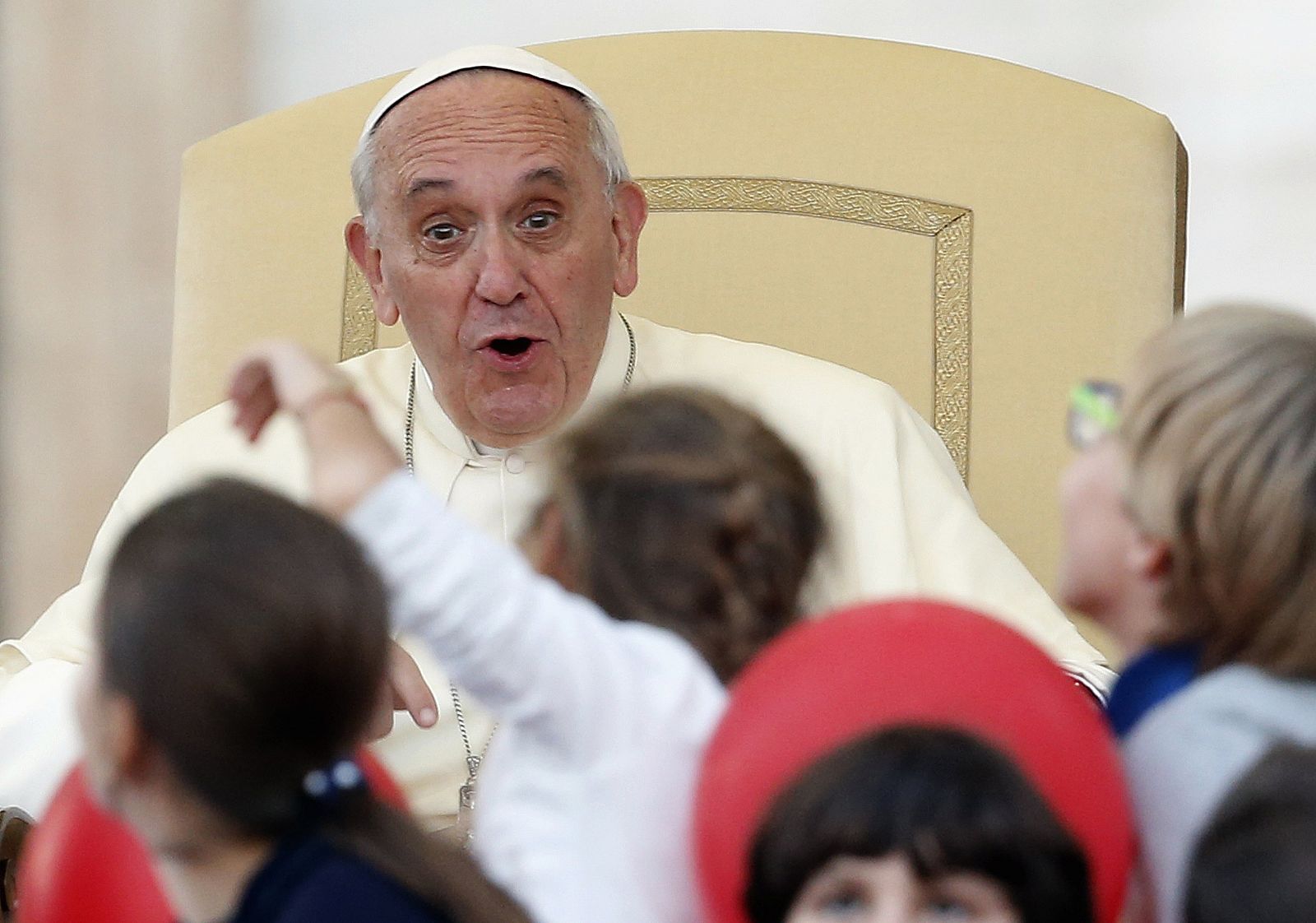 El papa Francisco preside un acto dedicado a las familias católicas