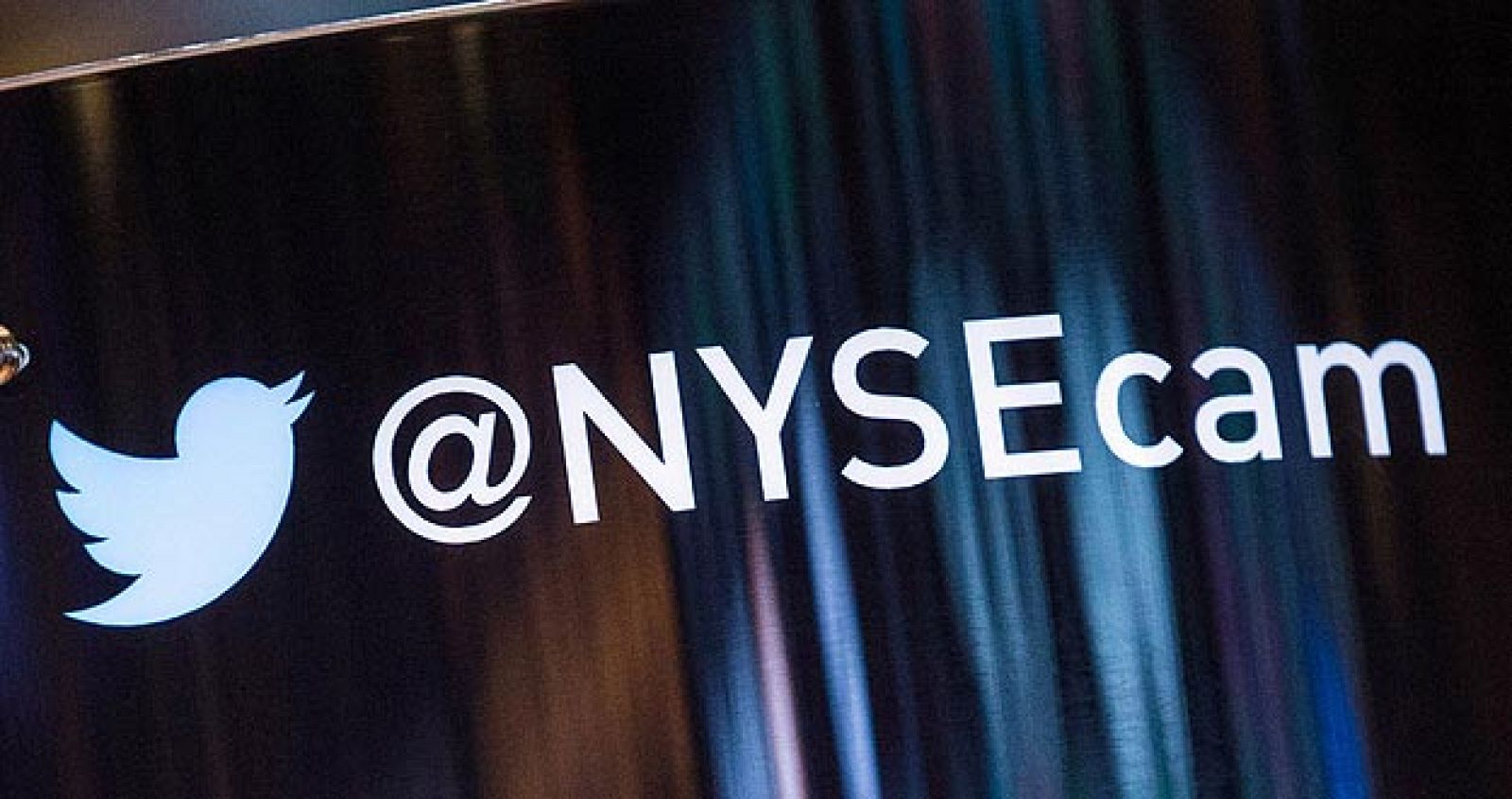 El logo de Twitter en la Bolsa de Nueva York