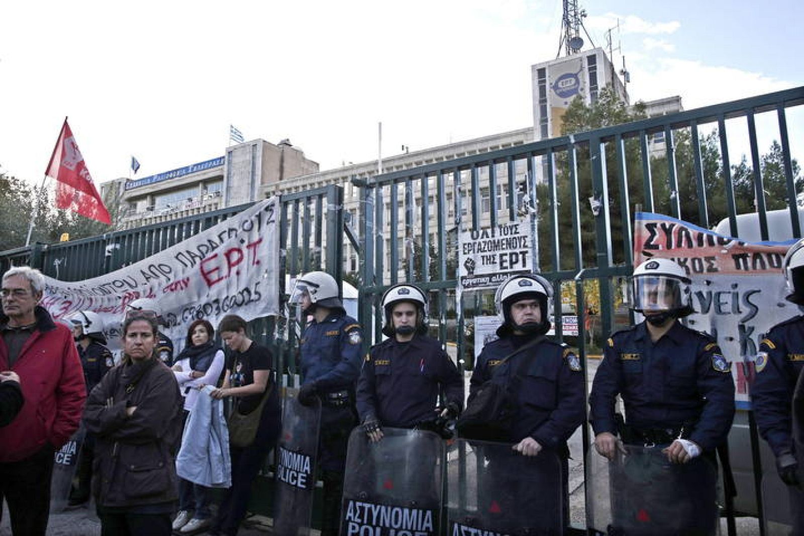 FUERZAS ANTIDISTURBIOS IRRUMPEN EN LA SEDE DE TELEVISIÓN GRIEGA ERT OCUPADA
