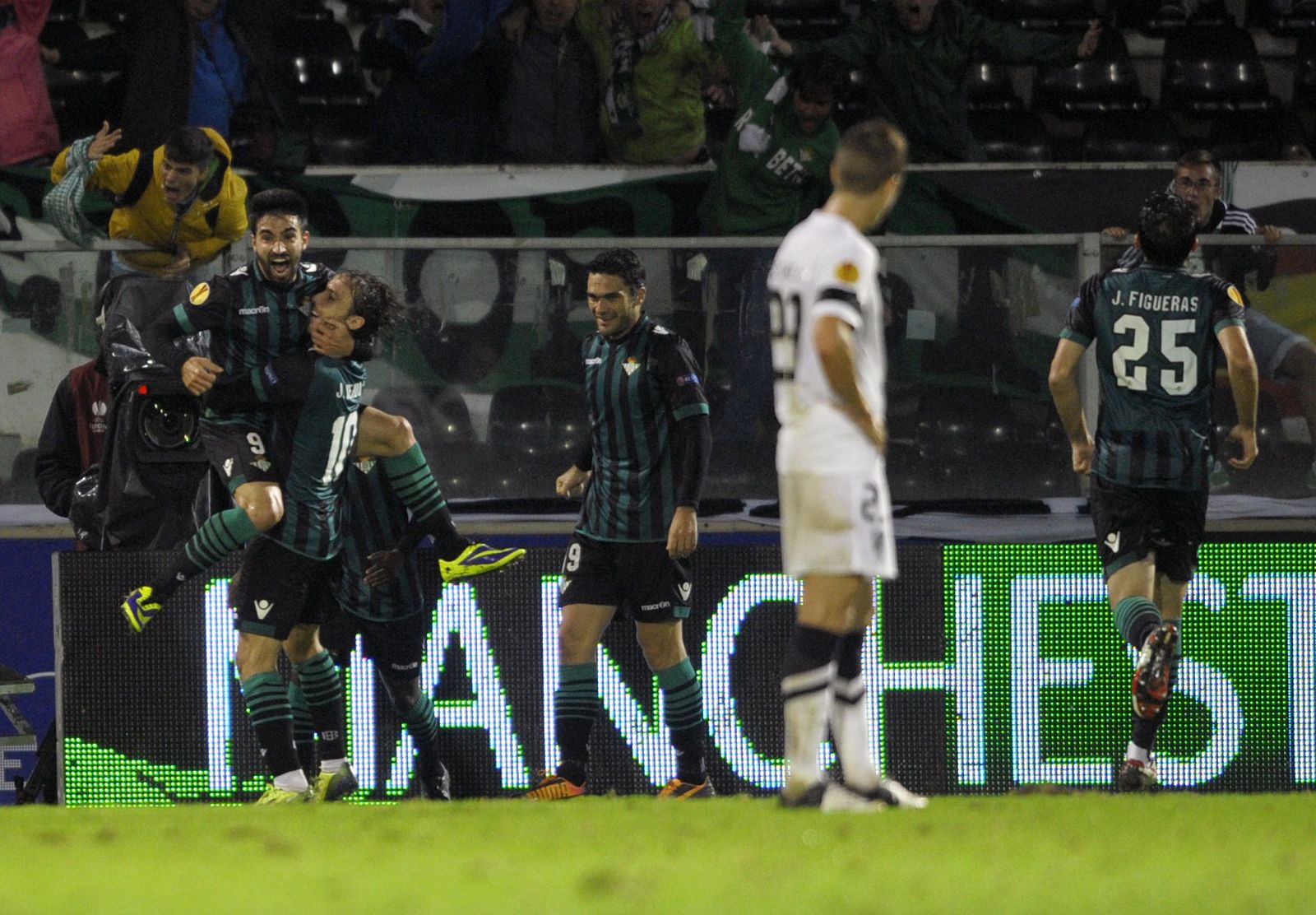 Los jugadores del Betis celebran el gol de Chuli en el descuento.