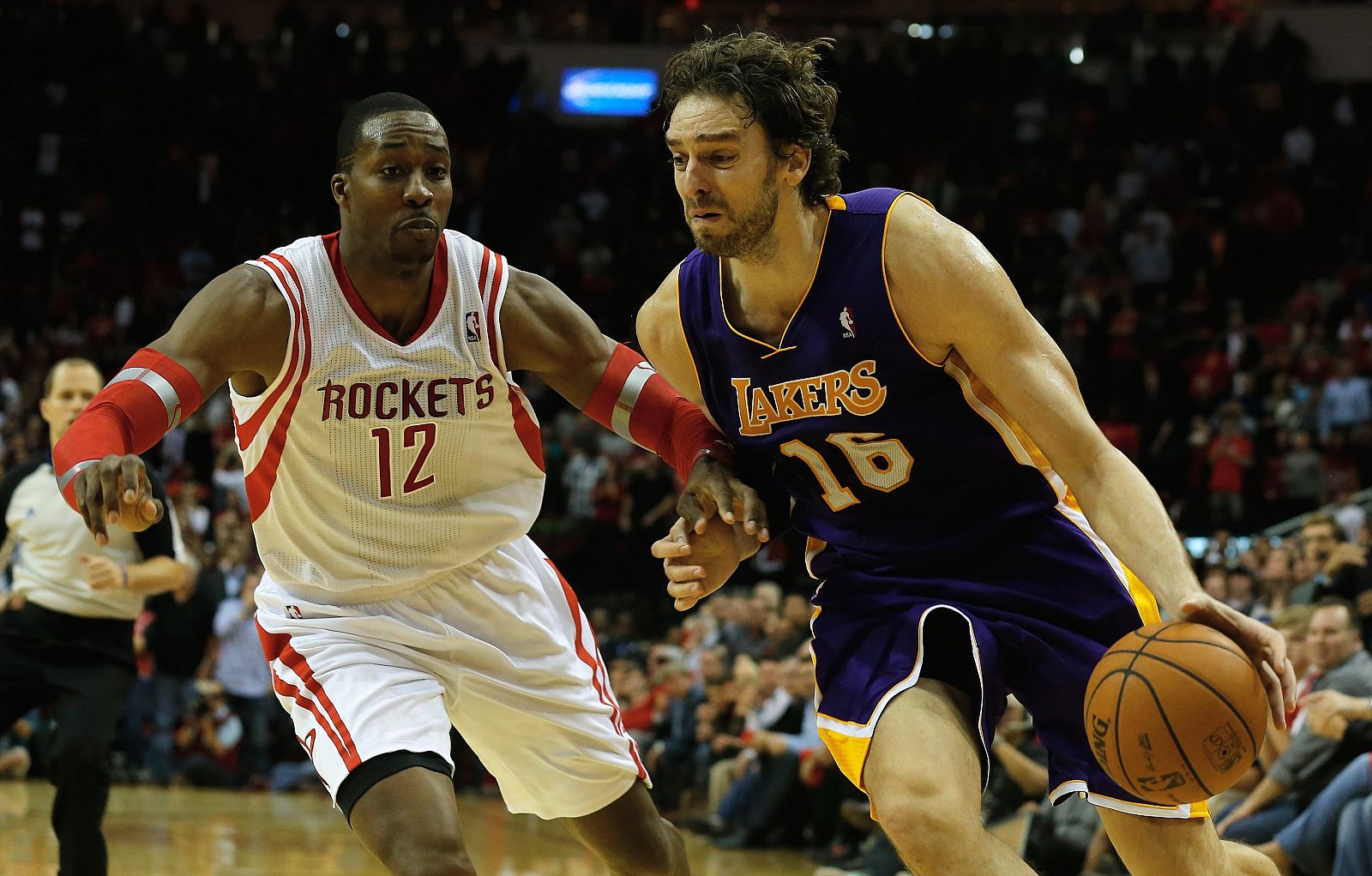 Pau Gasol penetra a canasta defendido por su excompañero Dwight Howard.