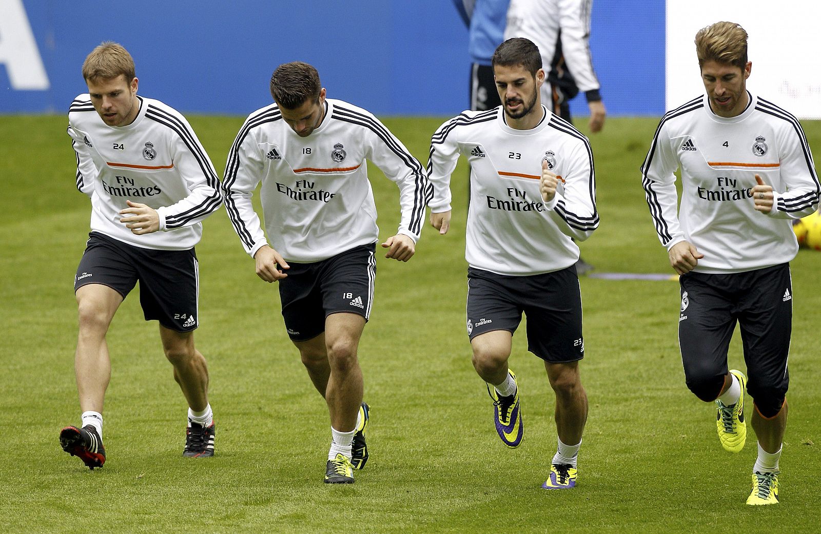 Los jugadores del Real Madrid, Illarra (i), Nacho (2i), Isco (2d), y Sergio Ramos (d), durante el entrenamiento