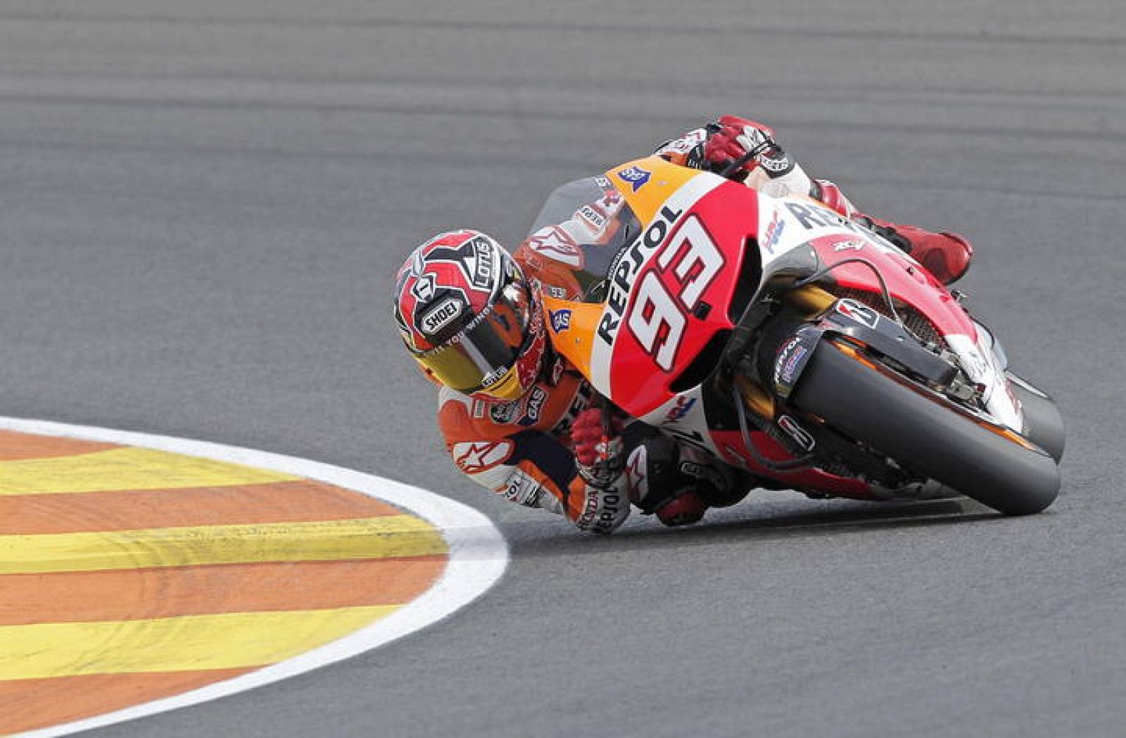 El piloto español Marc Márquez, traza una curva del Circuito Ricardo Tormo en Cheste (Valencia) 