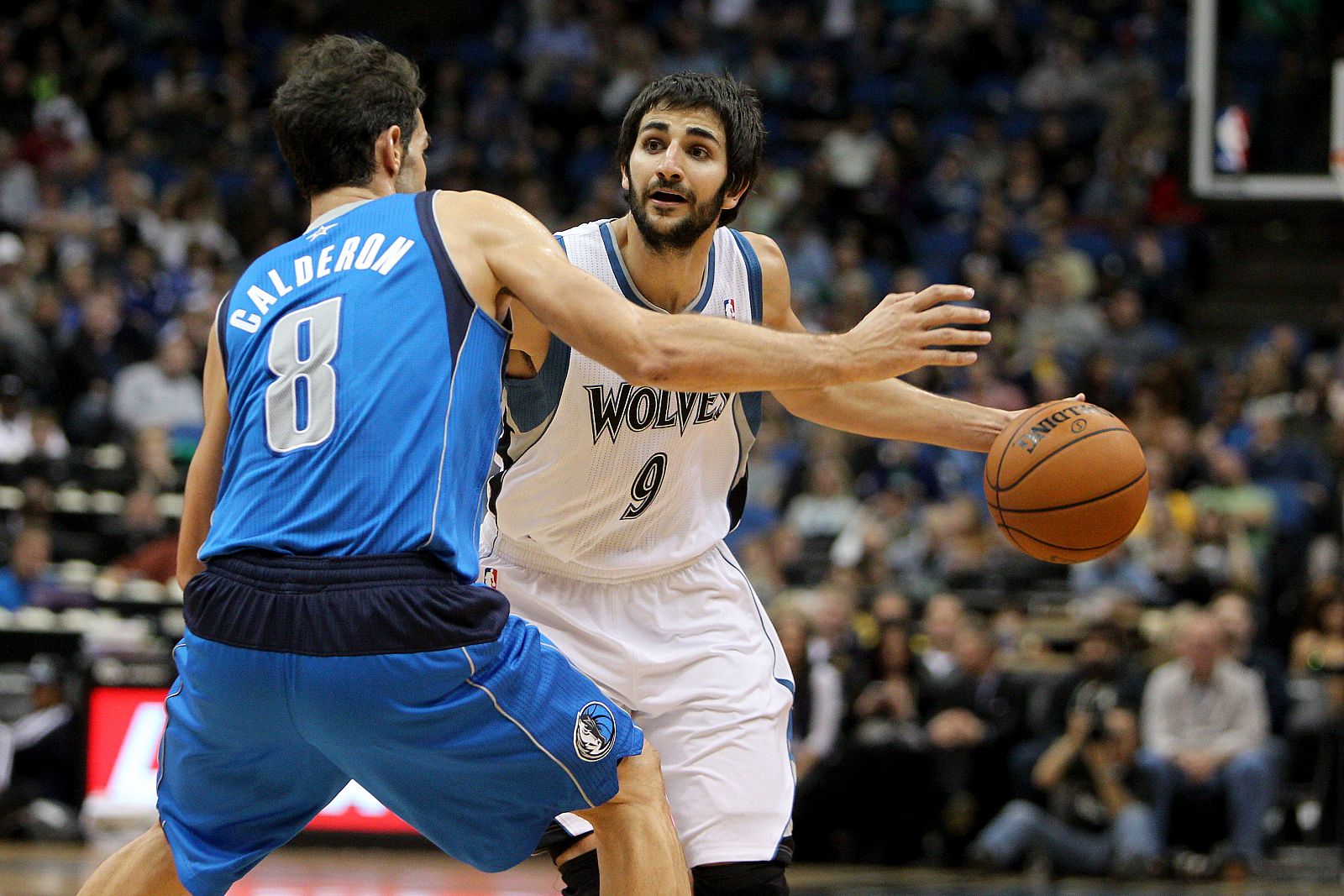 Duelo de bases españoles: José Manuel Calderón, de Dallas Mavericks, defiende a Ricky Rubio, de Minnesota Timberwolves