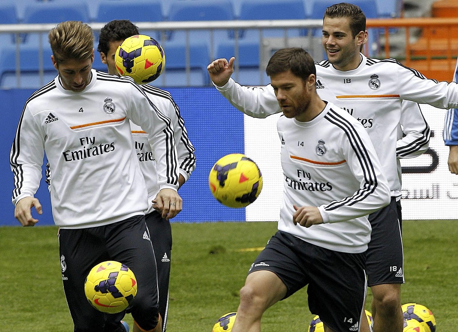 Los jugadores del Real Madrid, Sergio Ramos, y Xabi Alonso, entre otros, durante un entrenamiento.