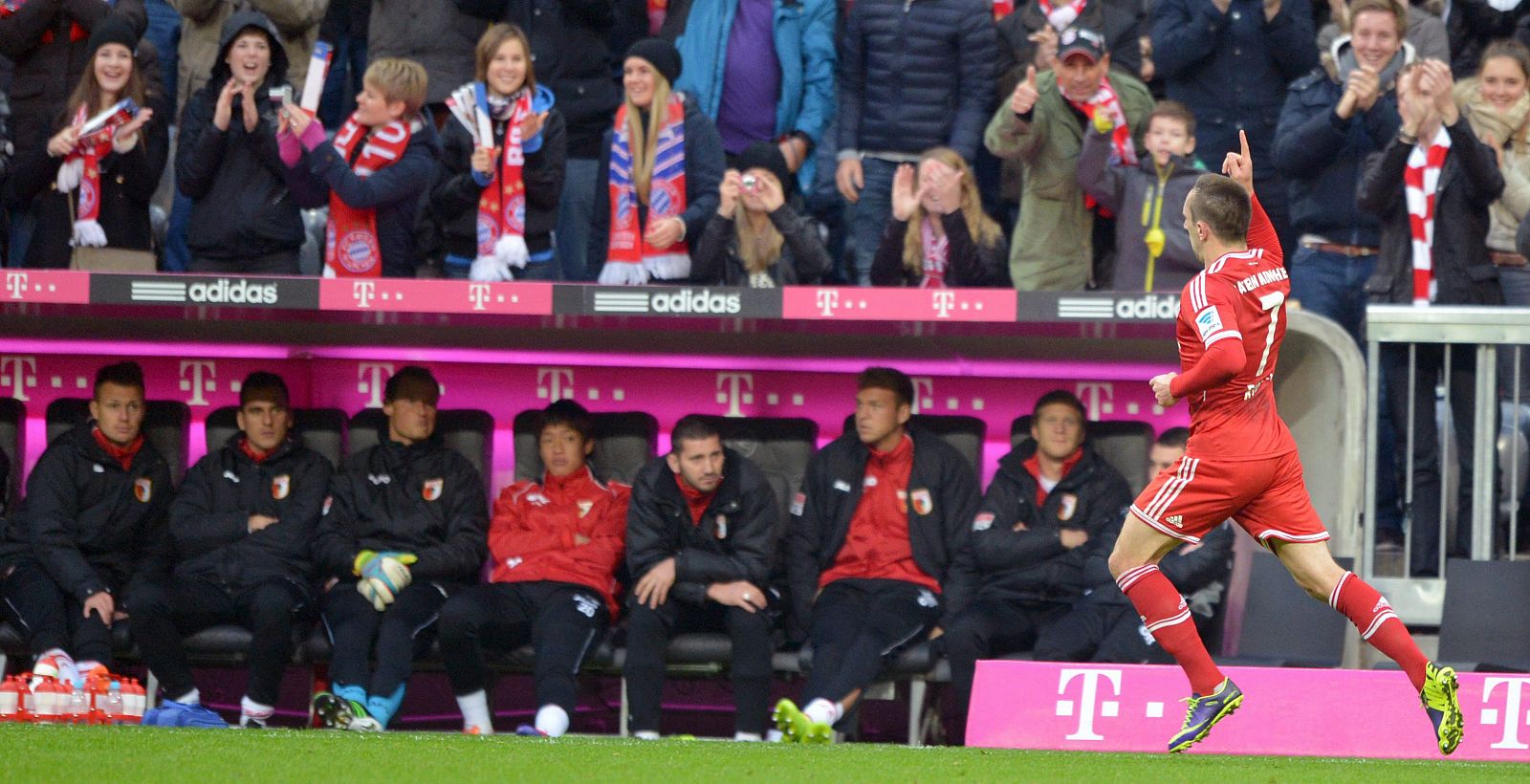 El francés Ribéry celebra su gol ante el Augsburgo