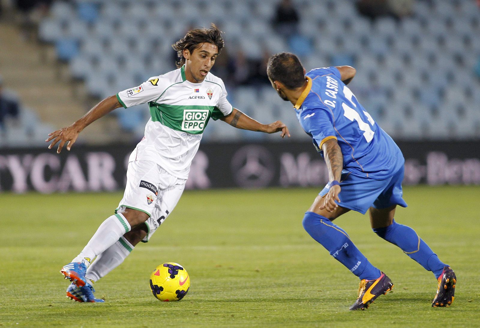 Damián Suárez (i) pelea un balón con el centrocampista del Getafe Diego Castro.