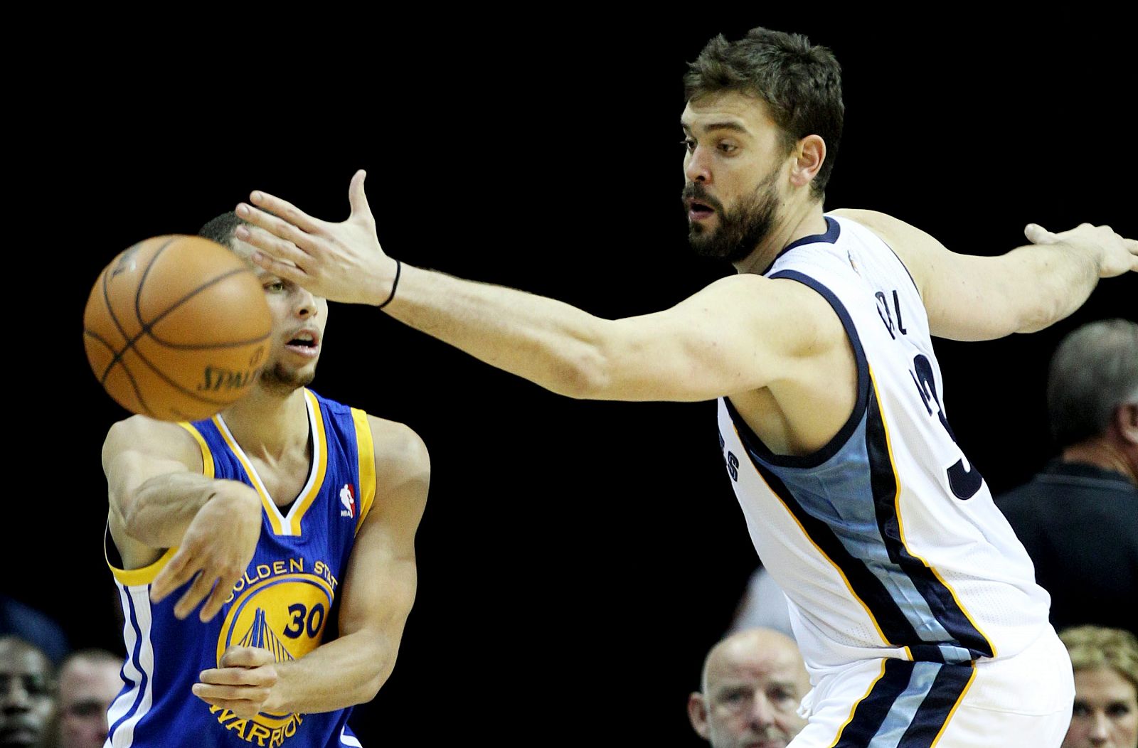 El jugador de los Memphis Grizzlies, el español Marc Gasol (d), disputa un balón con el jugador de los Golden State Warriors, Stephen Curry