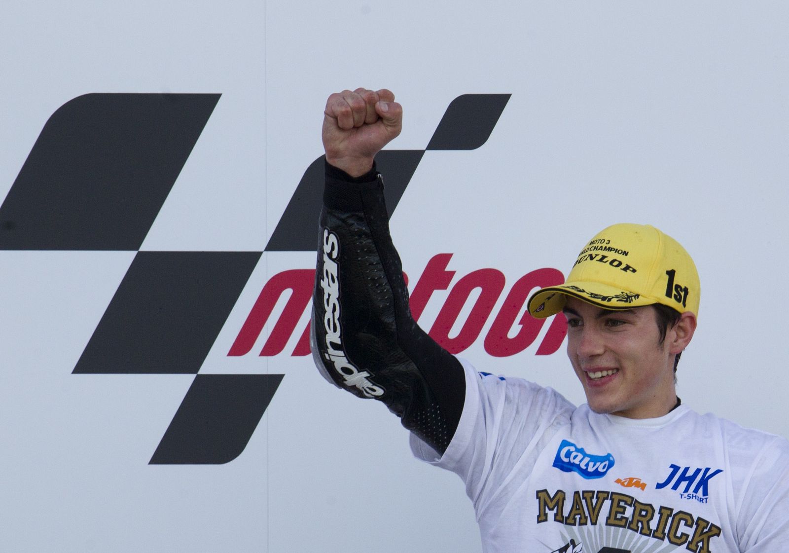 El campeón del mundo de Moto3, Maverick Viñales, en el podio de Valencia