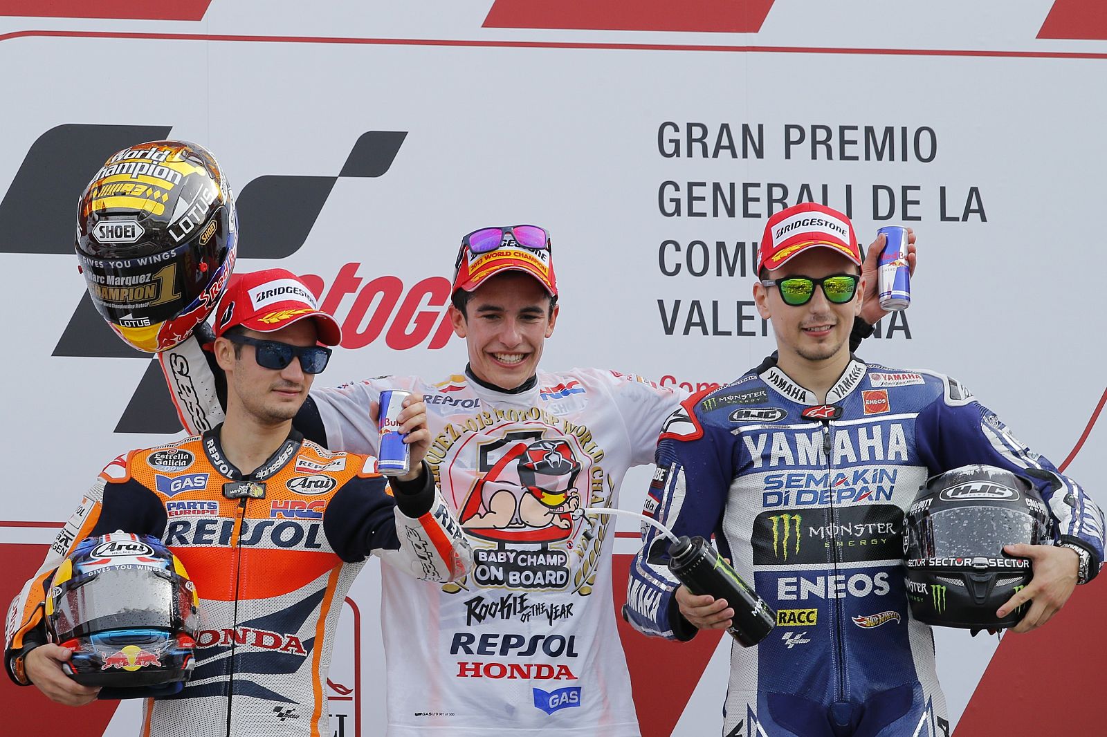 El podio de MotoGP en Cheste, con Márquez en el centro celebrando el Mundial