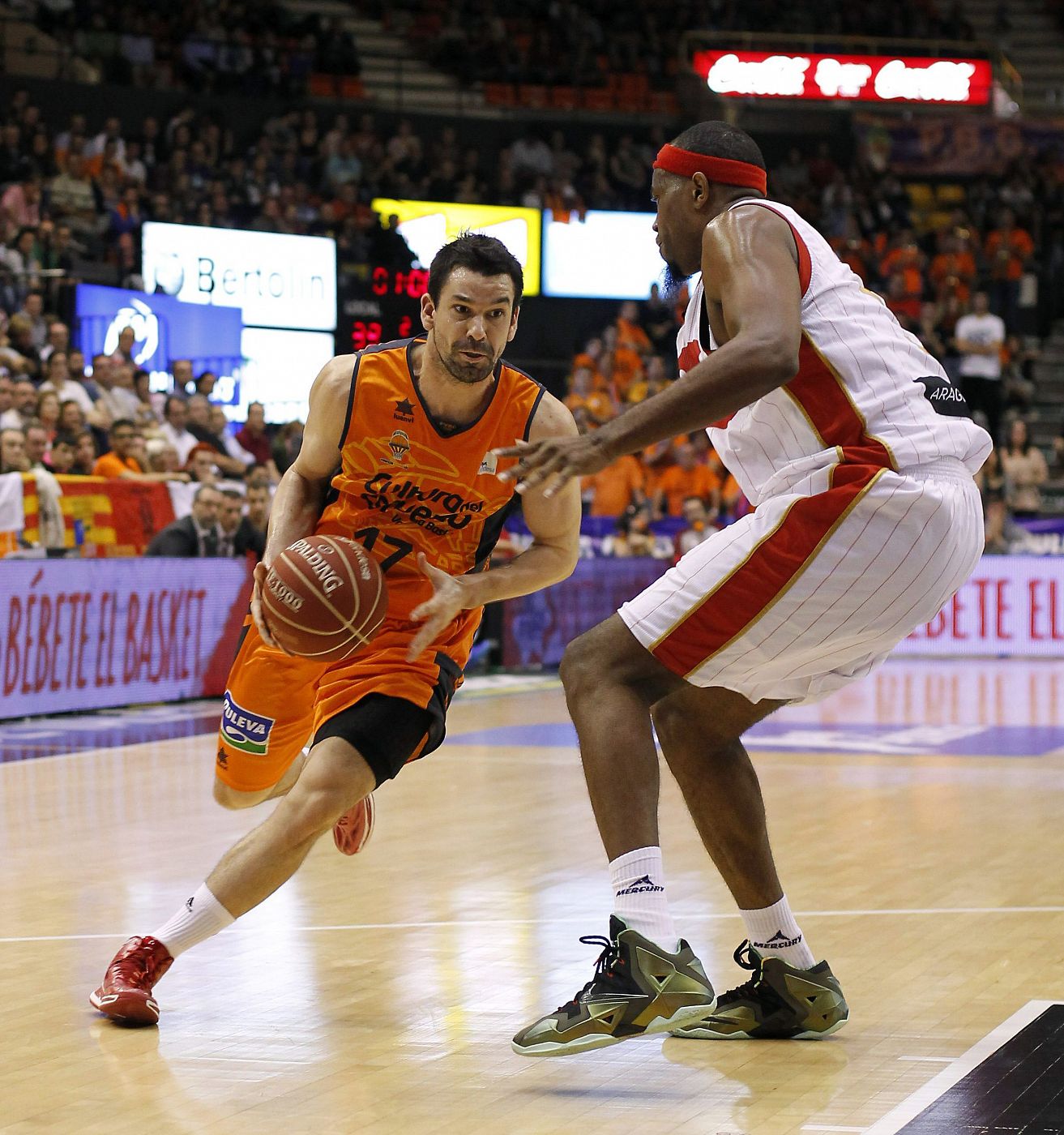 El escolta del Valencia Basket Rafa Martínez entra a canasta ante el pívot estadounidense del Cai Zaragoza Joseph Jones.