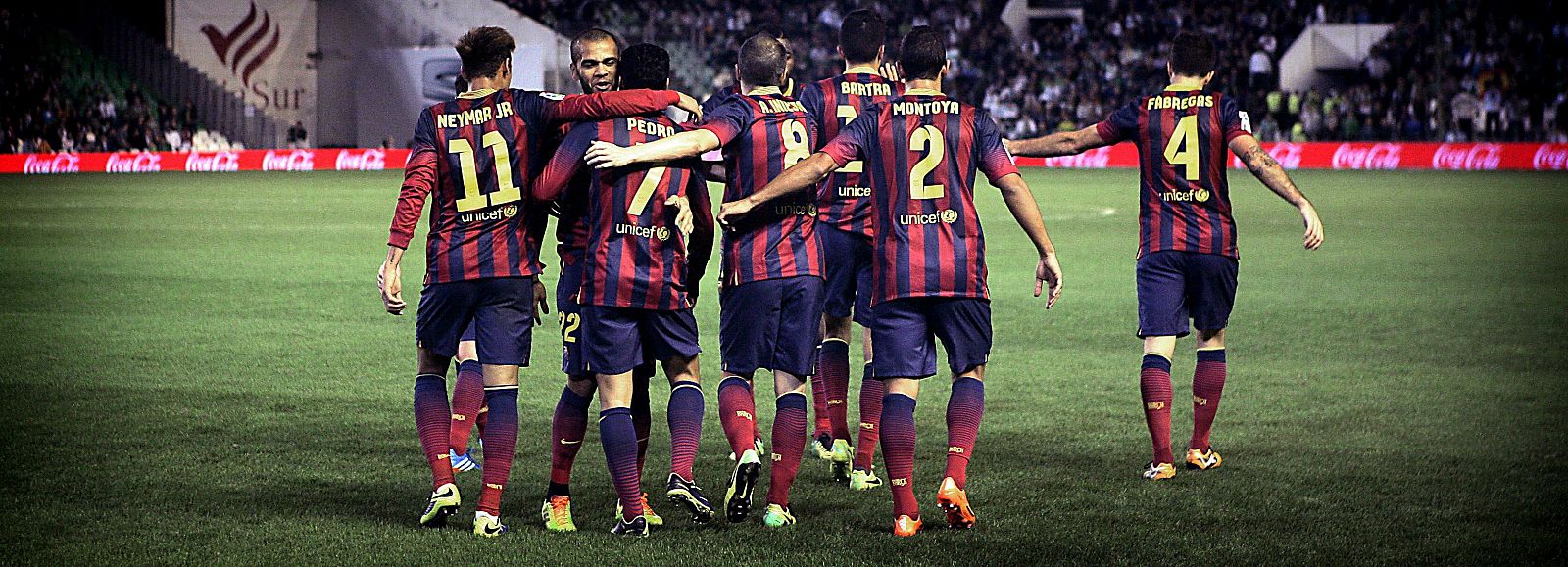 El delantero del Barcelona Pedro Rodríguez celebra con sus compañeros la consecución del segundo gol de su equipo ante el Real Betis.