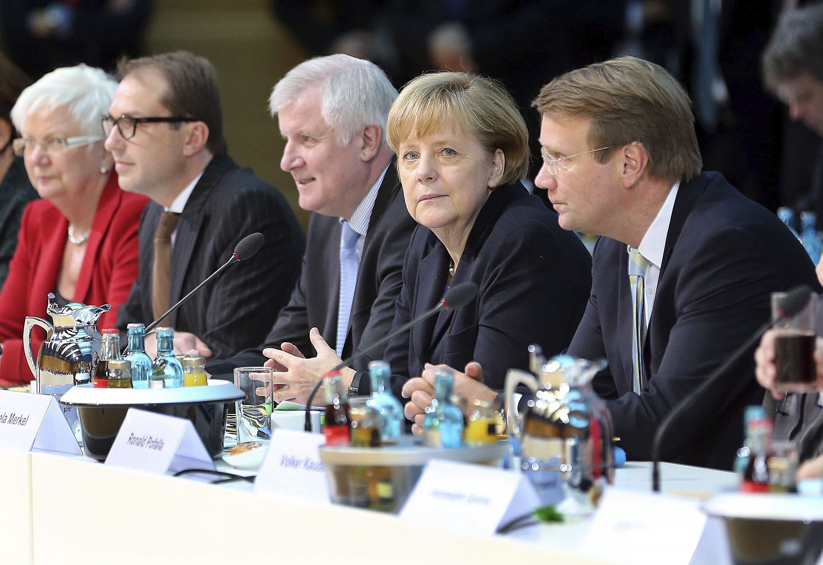 De izq a dcha: Gerda Hasselfeldt (CSU), Alexander Dobrindt (CSU), Horst Seehofer (CSU), la canicller Angela Merkel (CDU) y Ronald Pofalla (CDU) durante la ronda de encuentros para forman una coalición