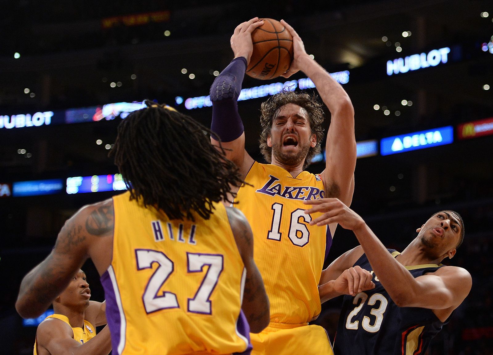 Pau Gasol captura un rebote sobre el jugador de los Pelicans Anthony Davis.