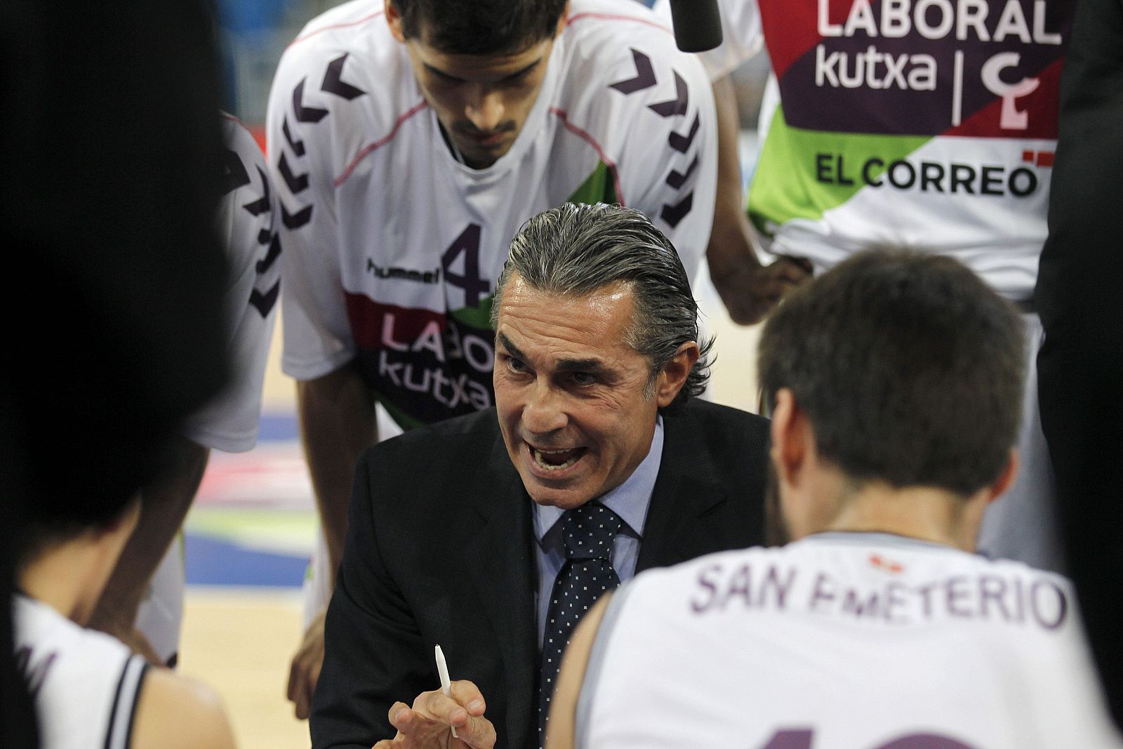 El entrenador del Laboral Kutxa Baskonia, el italiano Sergio Scariolo, da instrucciones a sus jugadores