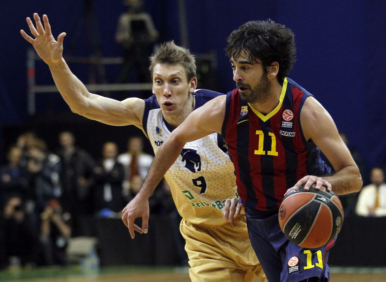 El jugador del Budivelnyk de Volodymyr Iegorov (i) en acción ante Juan Carlos Navarro.