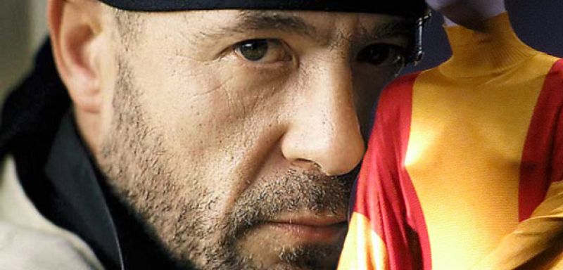 El diseñador Manuel Piña y uno de sus diseños expuestos en el Museo del Traje.