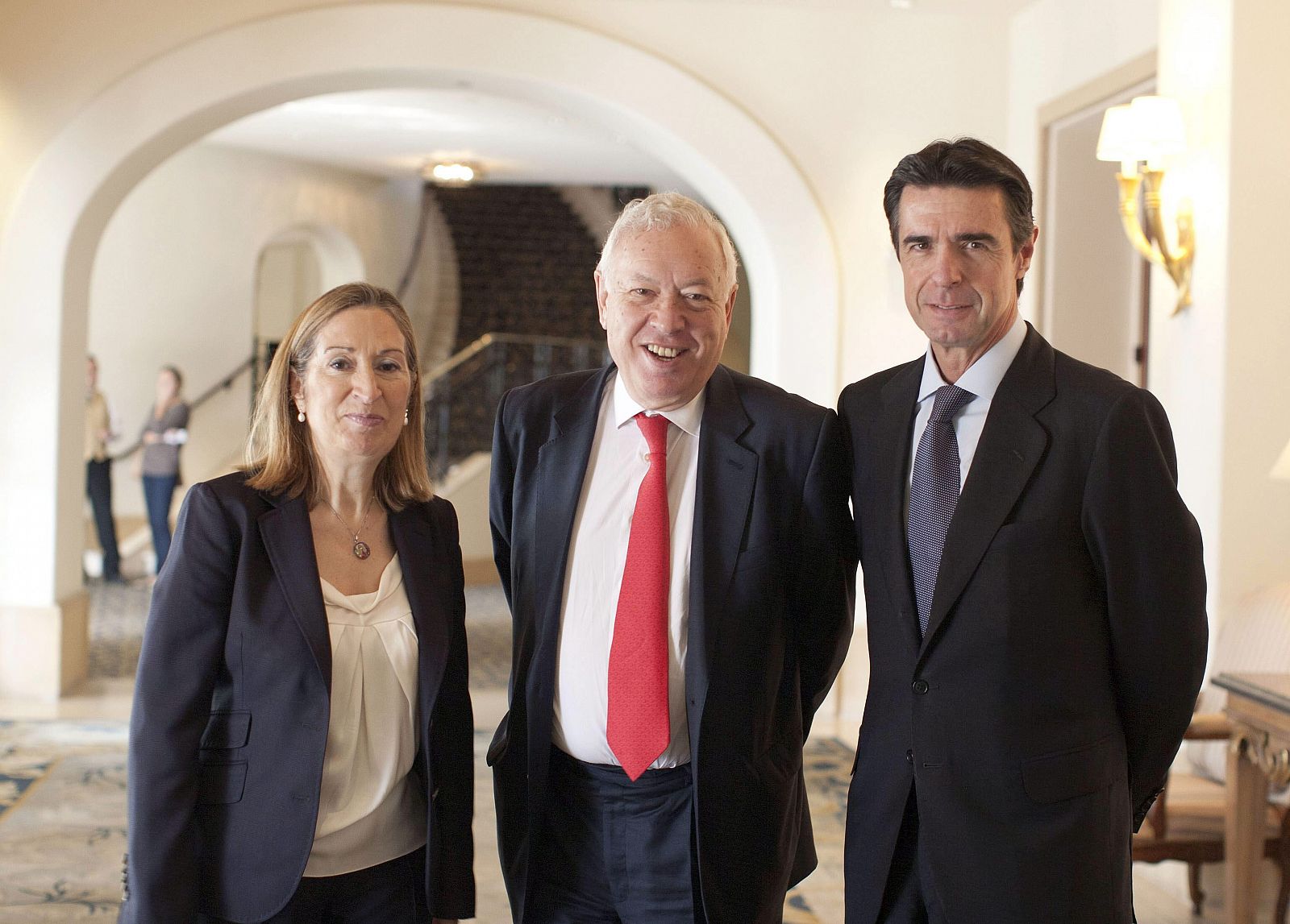 La ministra de Fomento, Ana Pastor (i); el ministro de Asuntos Exteriores, José Manuel García-Margallo (c), y el de Industria, José Manuel Soria (d).
