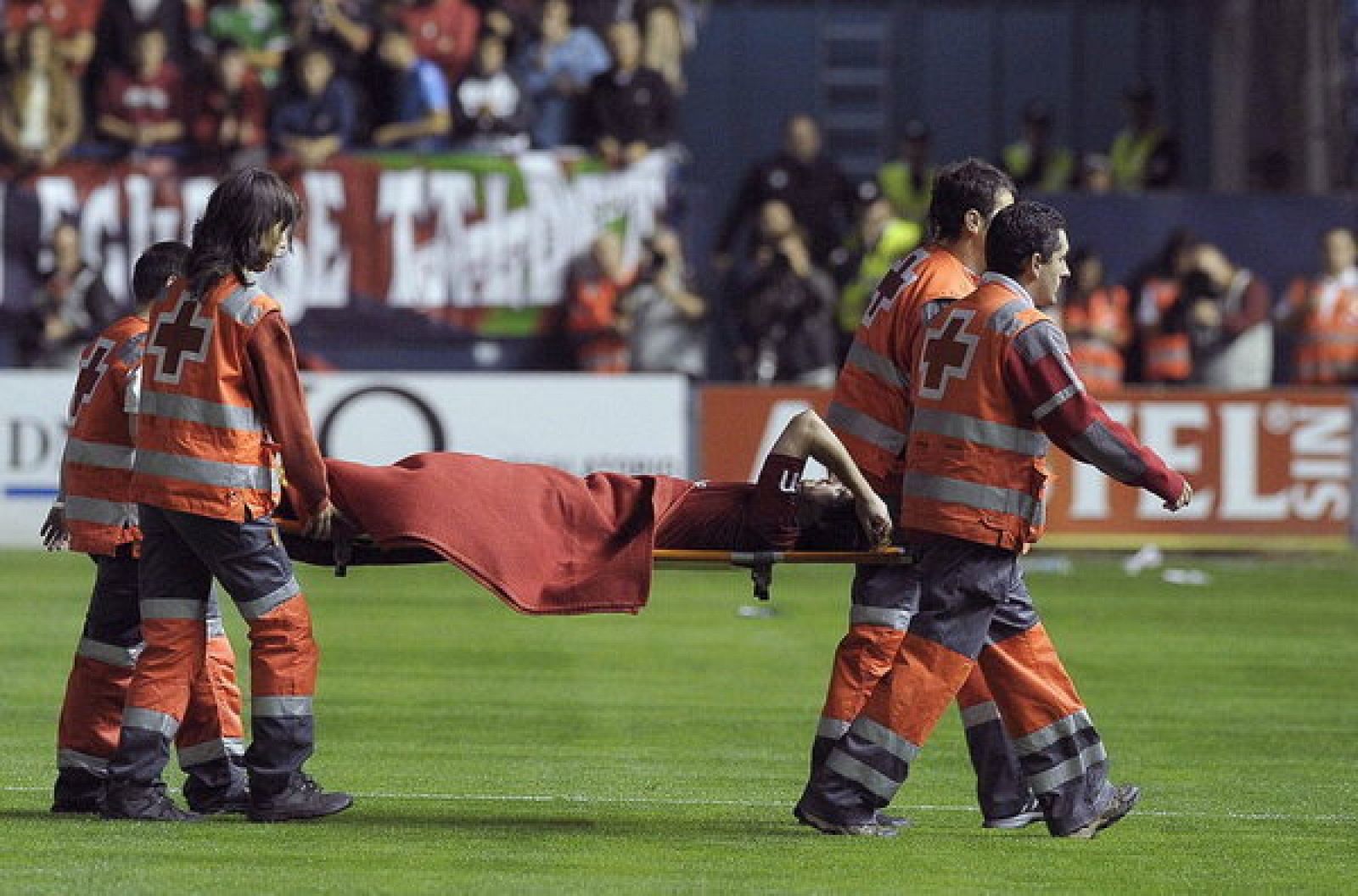 El jugador de Osasuna Sisi, retirado en camilla