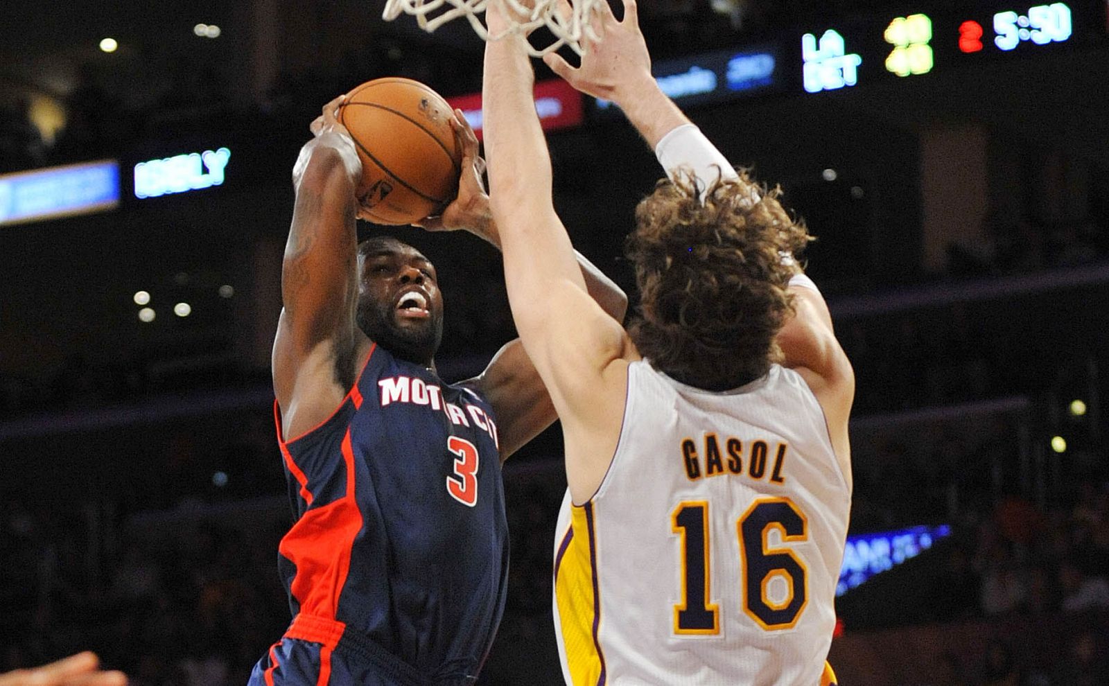 Pau Gasol defiende el tiro de Rodney Stuckey, de los Pistons.