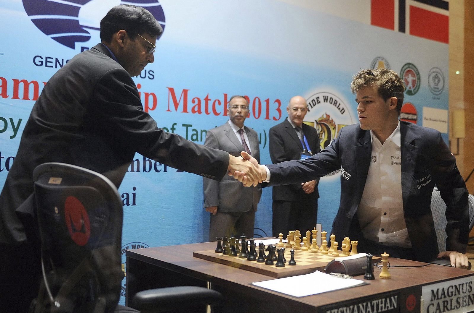 El campeón indio Viswanathan Anand (i) saluda al aspirante al título mundial el noruego Magnus Carlsen (d)