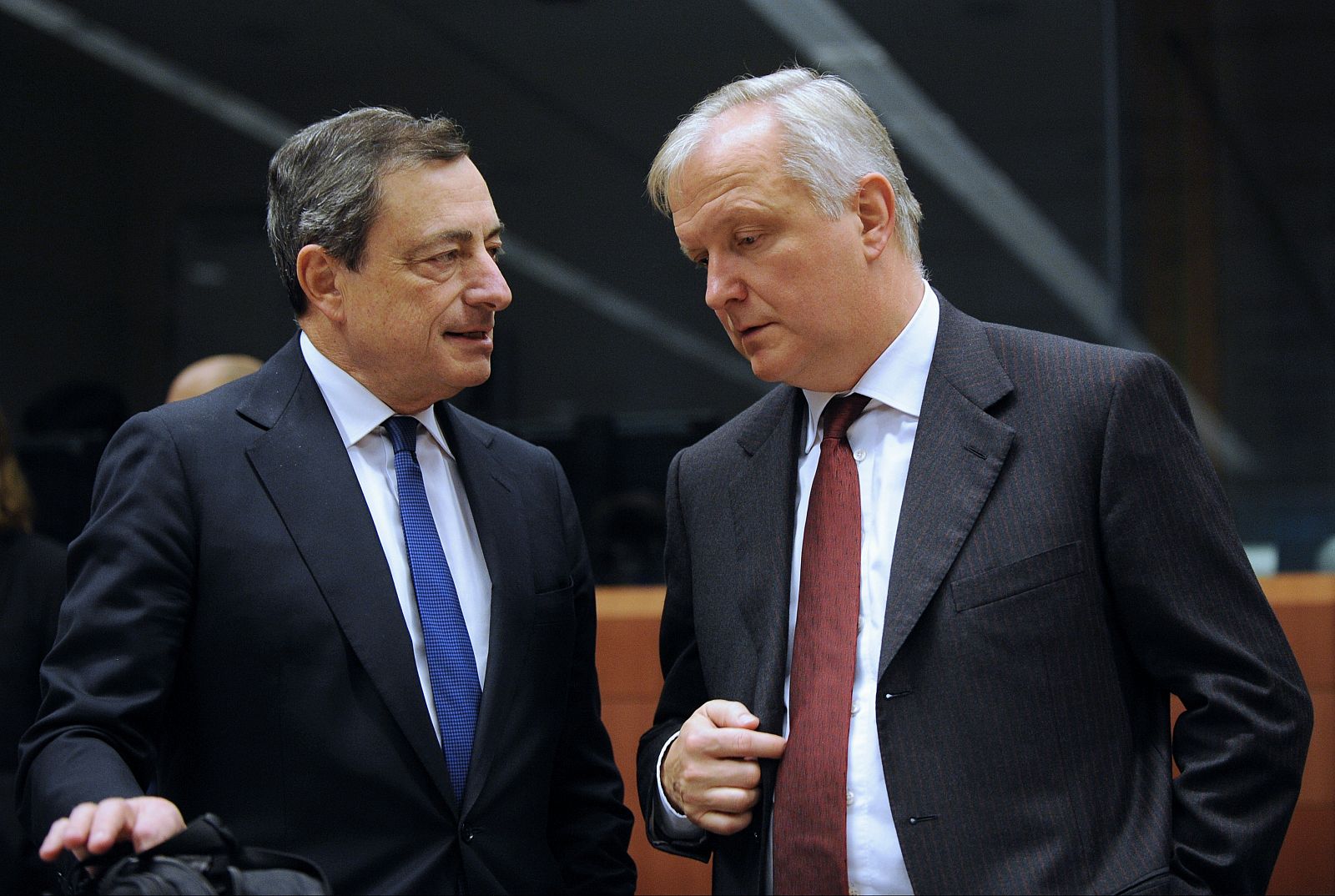 Mario Draghi y Olli Rehn conversan en Bruselas