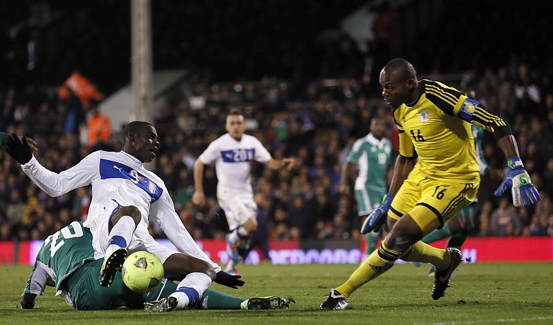 El italiano Balotelli trata de superar al portero nigeriano Ejide durante el partido.