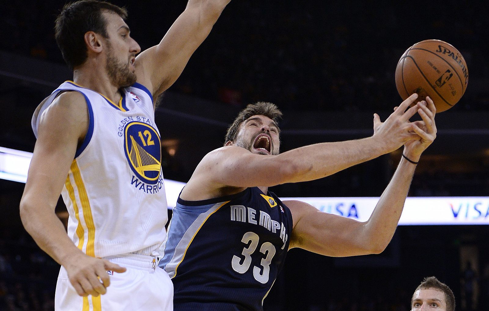 Marc Gasol, ante la defensa de Bogut.