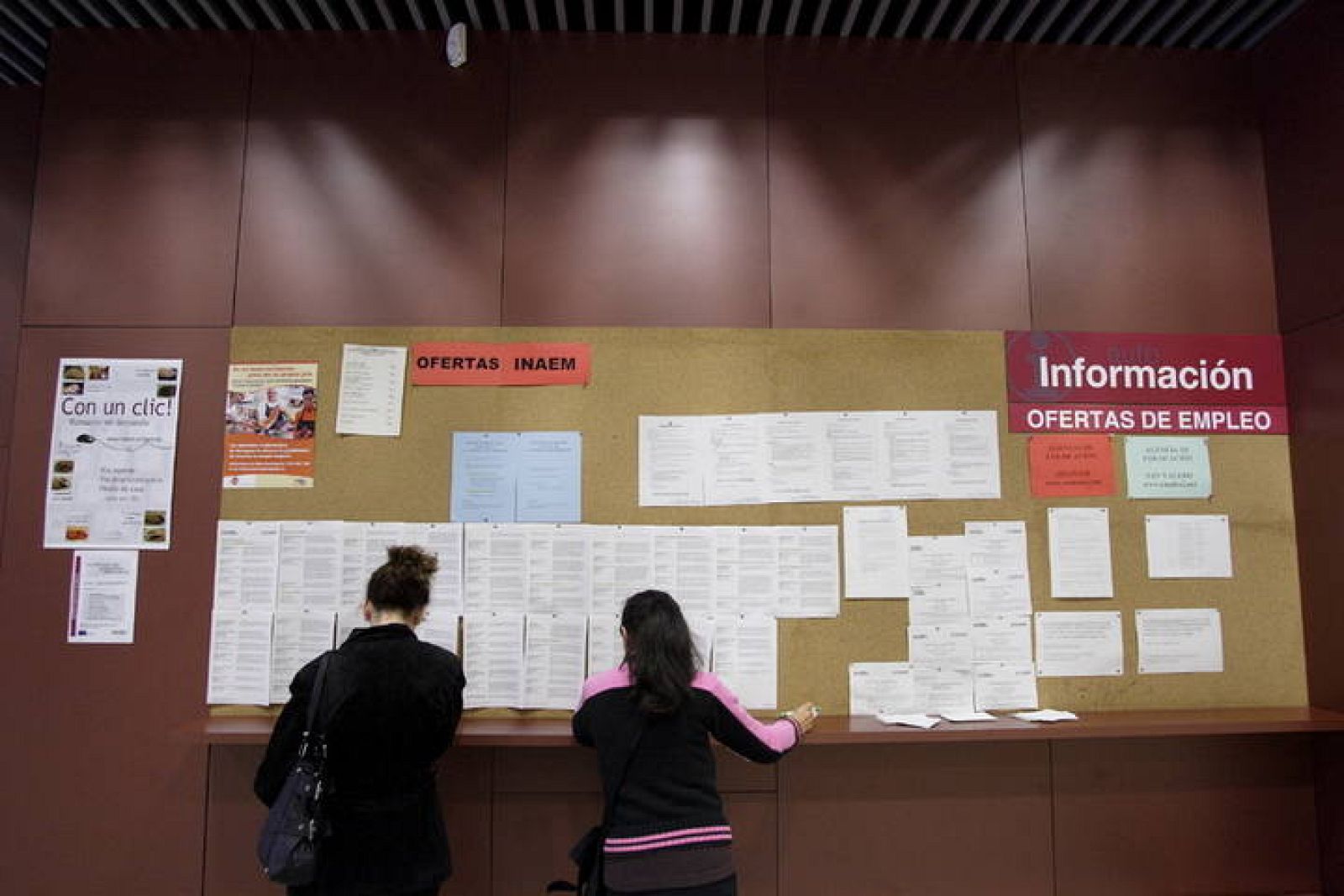 Tablón de ofertas laborales en una oficina de empleo público