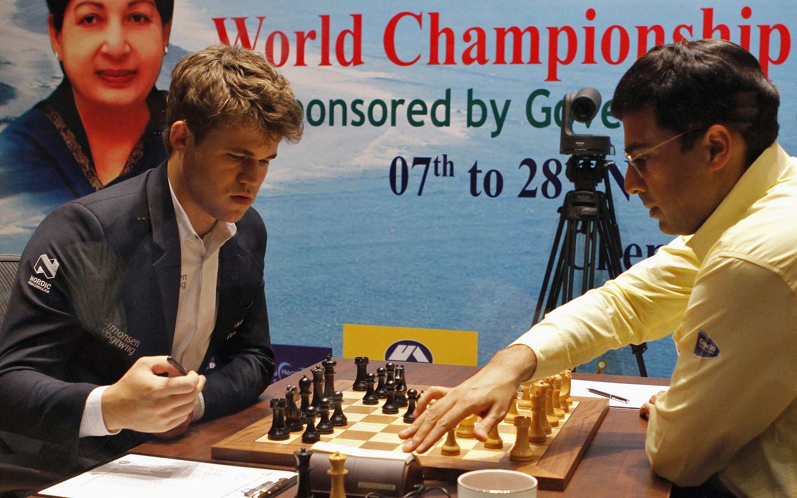 Carlsen y Anand, durante la novena partida.