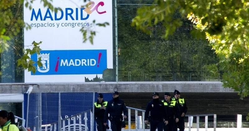 Policías en el exterior del pabellón Madrid Arena