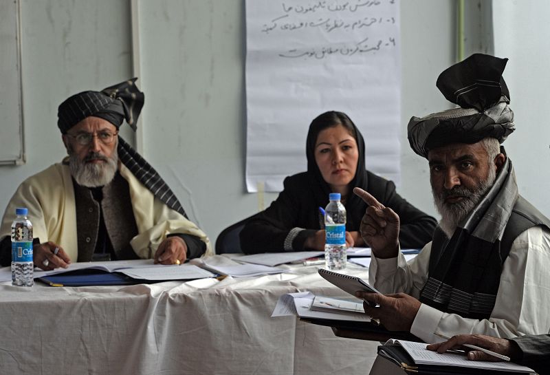 Delegados afganos discuten en la asamblea que reúne a 2.500 líderes tribales la firma de un acuerdo de seguridad con EE.UU.