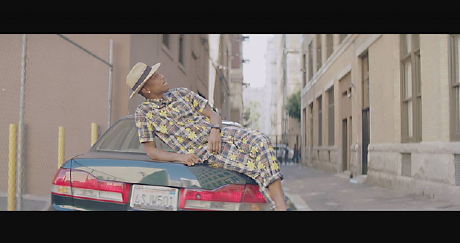 Uno de los momentos en los que Pharrell Williams aparece a lo largo de las 24 horas que dura su nuevo videoclip, 'Happy'