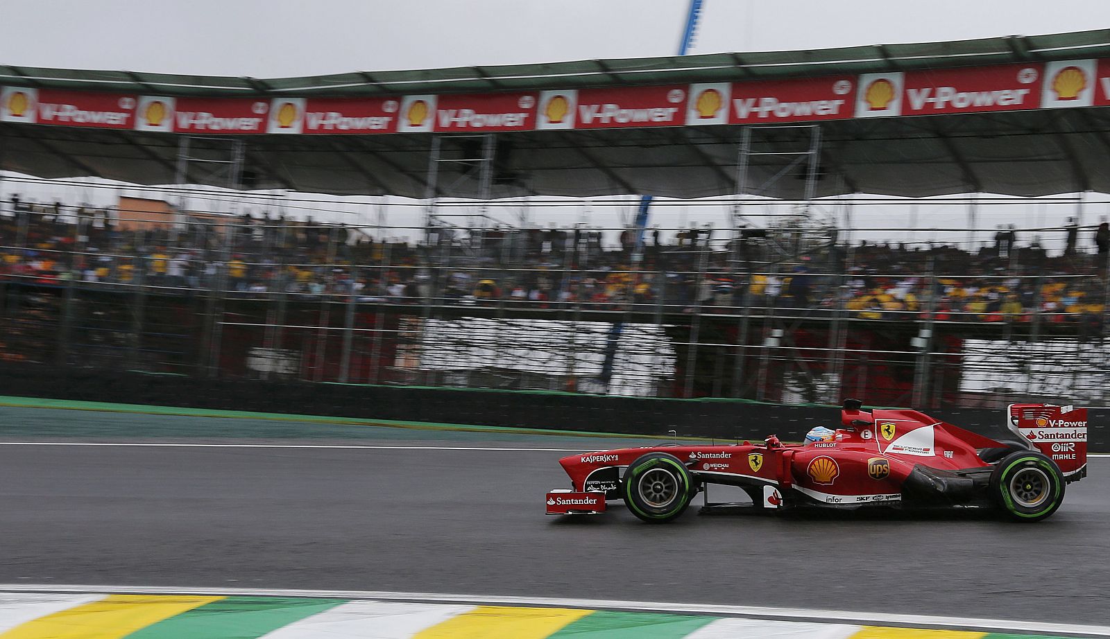 El piloto español Fernando Alonso, durante los entrenamientos del GP de Brasil